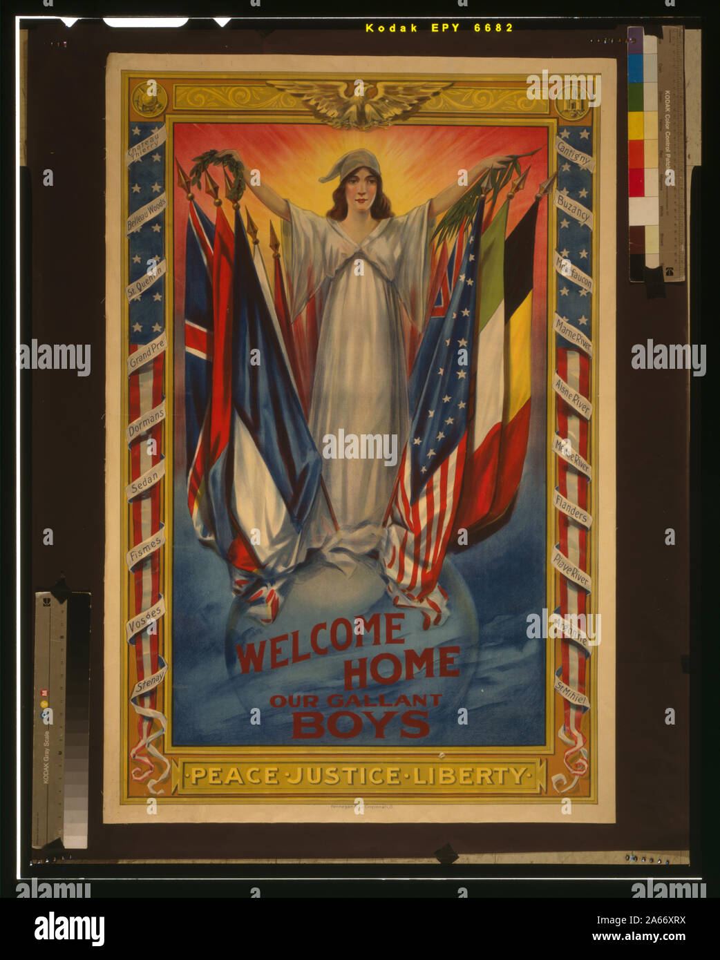 Benvenuti a casa i nostri ragazzi galante Abstract: Poster raffigurante una donna in vesti bianche, indossando un cappello Liberty, con le bandiere degli alleati; nomi delle battaglie sono inscritte nei confini. Foto Stock