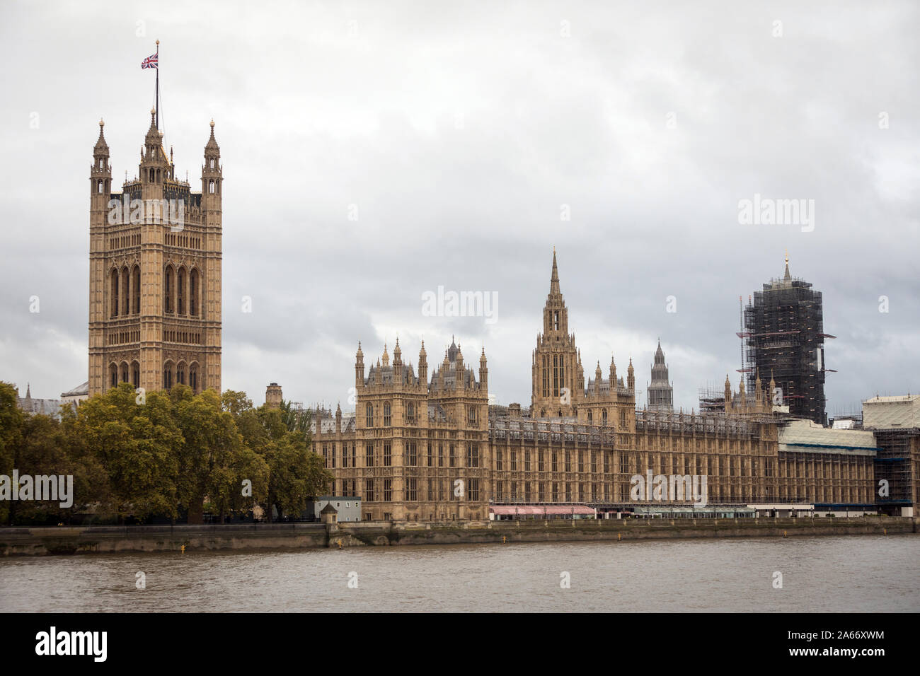 Il Palazzo di Westminster e il fiume Tamigi a Londra Foto Stock