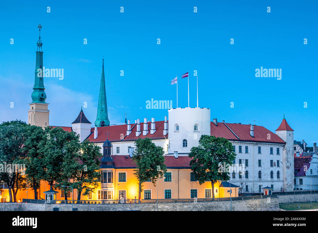 Il Castello di Riga e lo skyline al tramonto, la Città Vecchia di Riga, Lettonia Foto Stock