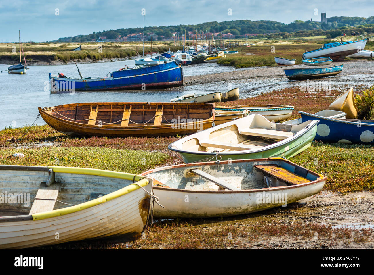 Barche a Morston Quay sulla Costa North Norfolk in East Anglia, Inghilterra, Regno Unito. Foto Stock