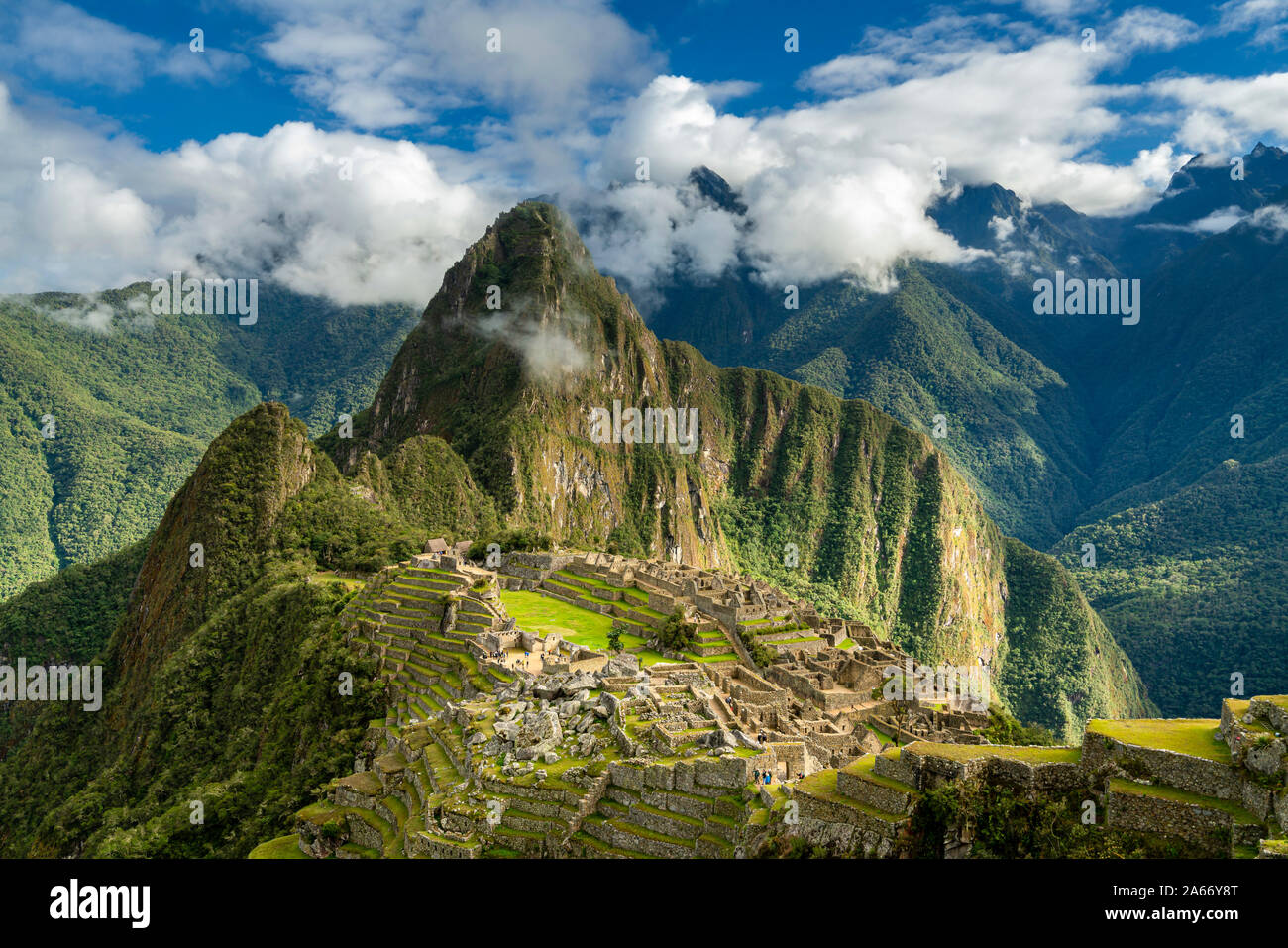 Storico archeologico antica Inca di Machu Picchu in montagna nelle Ande, regione di Cuzco, Perù Foto Stock