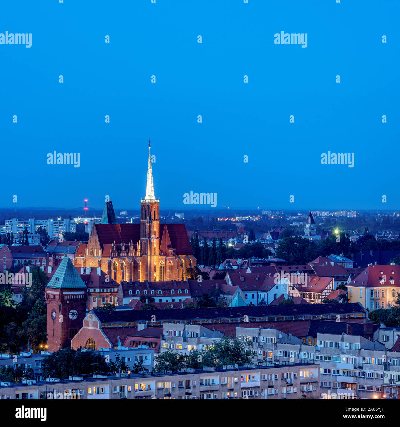 Vista in elevazione verso la Chiesa della Santa Croce al tramonto, Wroclaw, Bassa Slesia voivodato, Polonia Foto Stock