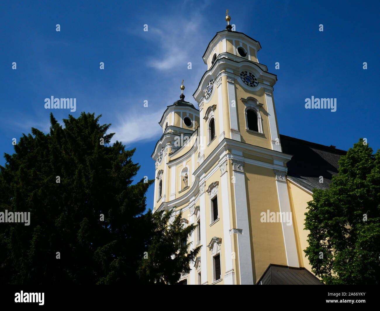 Mondsee/Austria - 2 giugno 2019: vista sulle torri di basilika di St Michael nelle alpi austriache dal lato Foto Stock