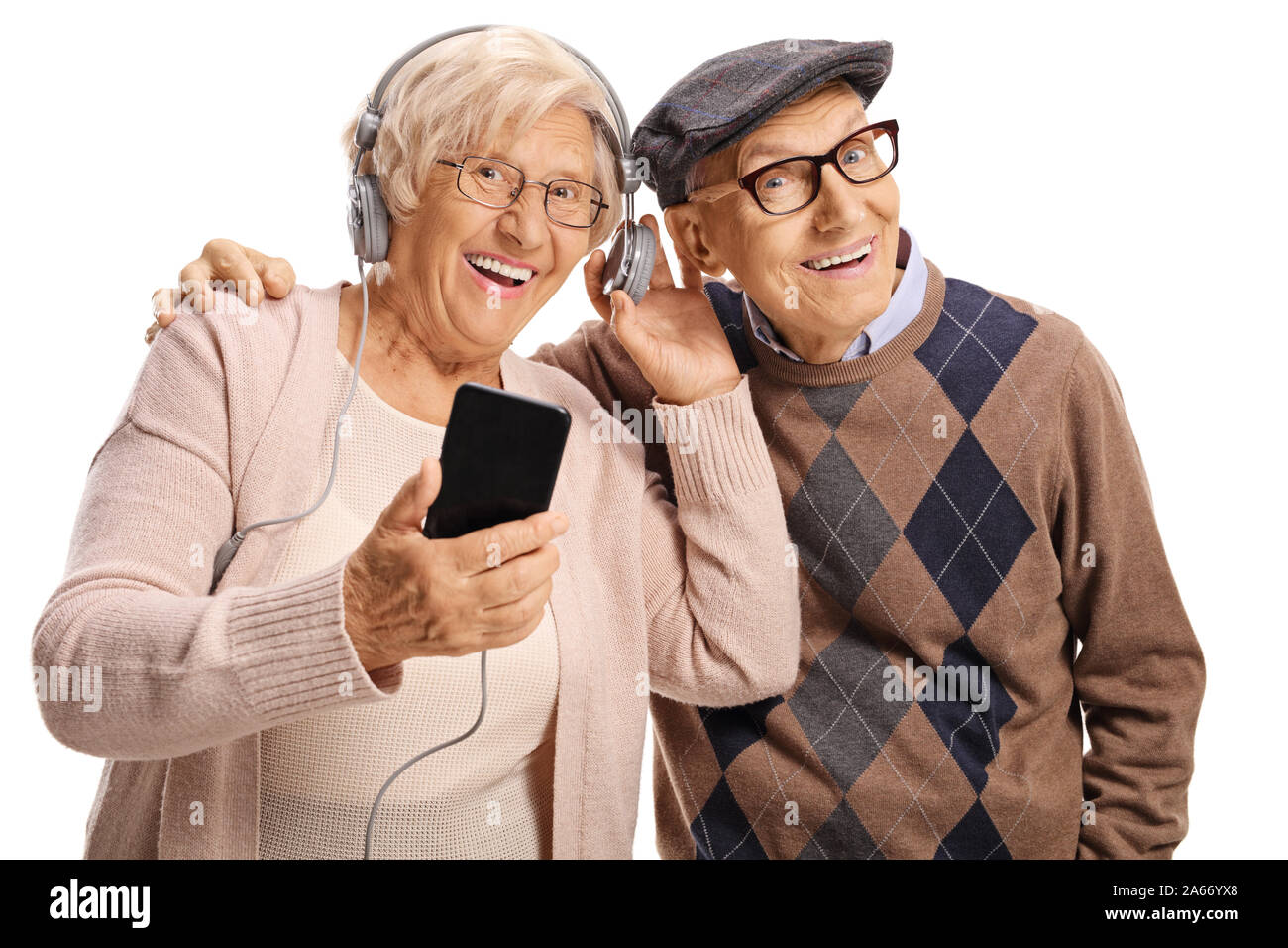 Felice anziani l uomo e la donna l'ascolto della musica da un telefono cellulare isolato su sfondo bianco Foto Stock