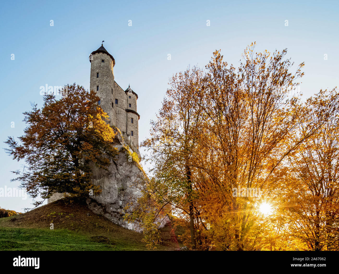 Bobolice Castello Reale al tramonto, il sentiero delle aquile' nidi, Krakow-Czestochowa Upland o Polacco Jurassic Highland, voivodato di Slesia, Polonia Foto Stock