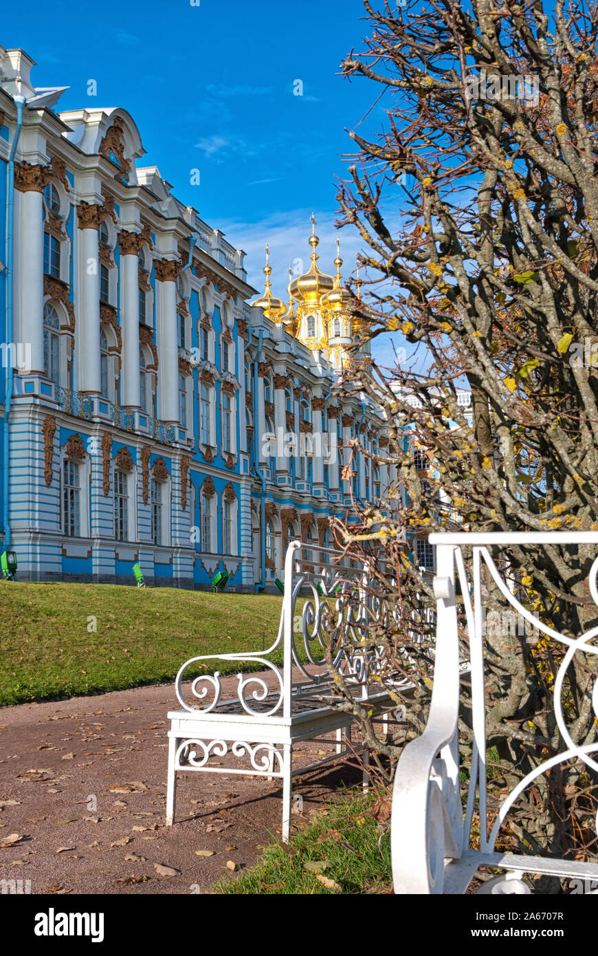 Carskoe Selo, San Pietroburgo, Russia - 15 Ottobre 2019: bianca decorativa panche di Catherine Park di fronte al Palazzo di Caterina e il C Foto Stock