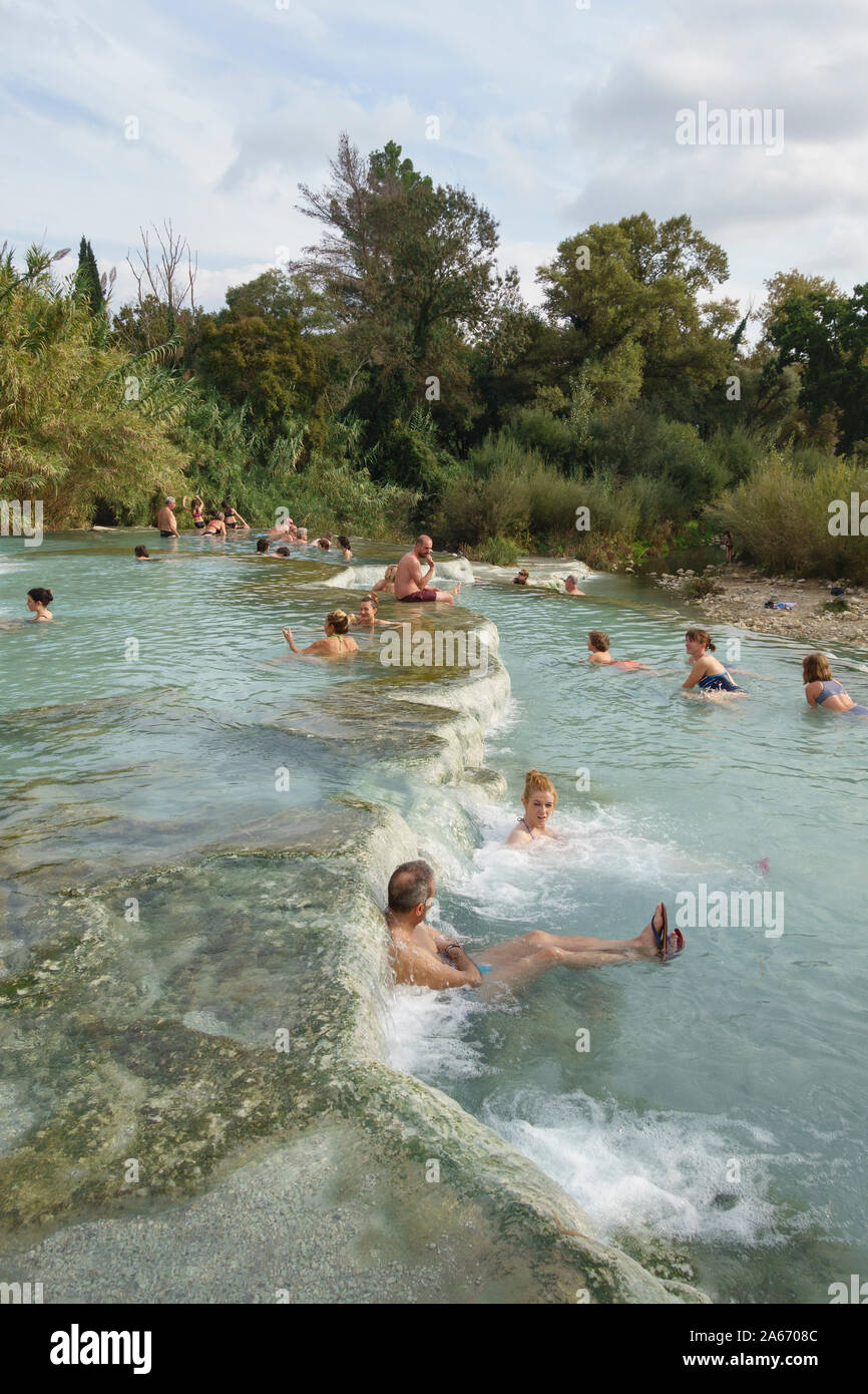 Le Cascate del mulino, una naturale cascata a caldo a Saturnia, nel sud della Toscana, Italia. Balneazione qui è gratuito e molto popolari Foto Stock