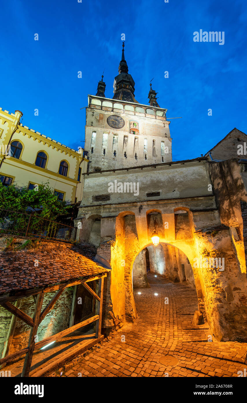 La Torre dell'Orologio, risalente al XIV secolo, difende la porta principale della cittadella medievale della città vecchia. Con i suoi 64 metri di altezza, la torre è servito anche come il municipio fino al 1556. Un sito Patrimonio Mondiale dell'Unesco. Sighisoara, Transilvania. La Romania Foto Stock