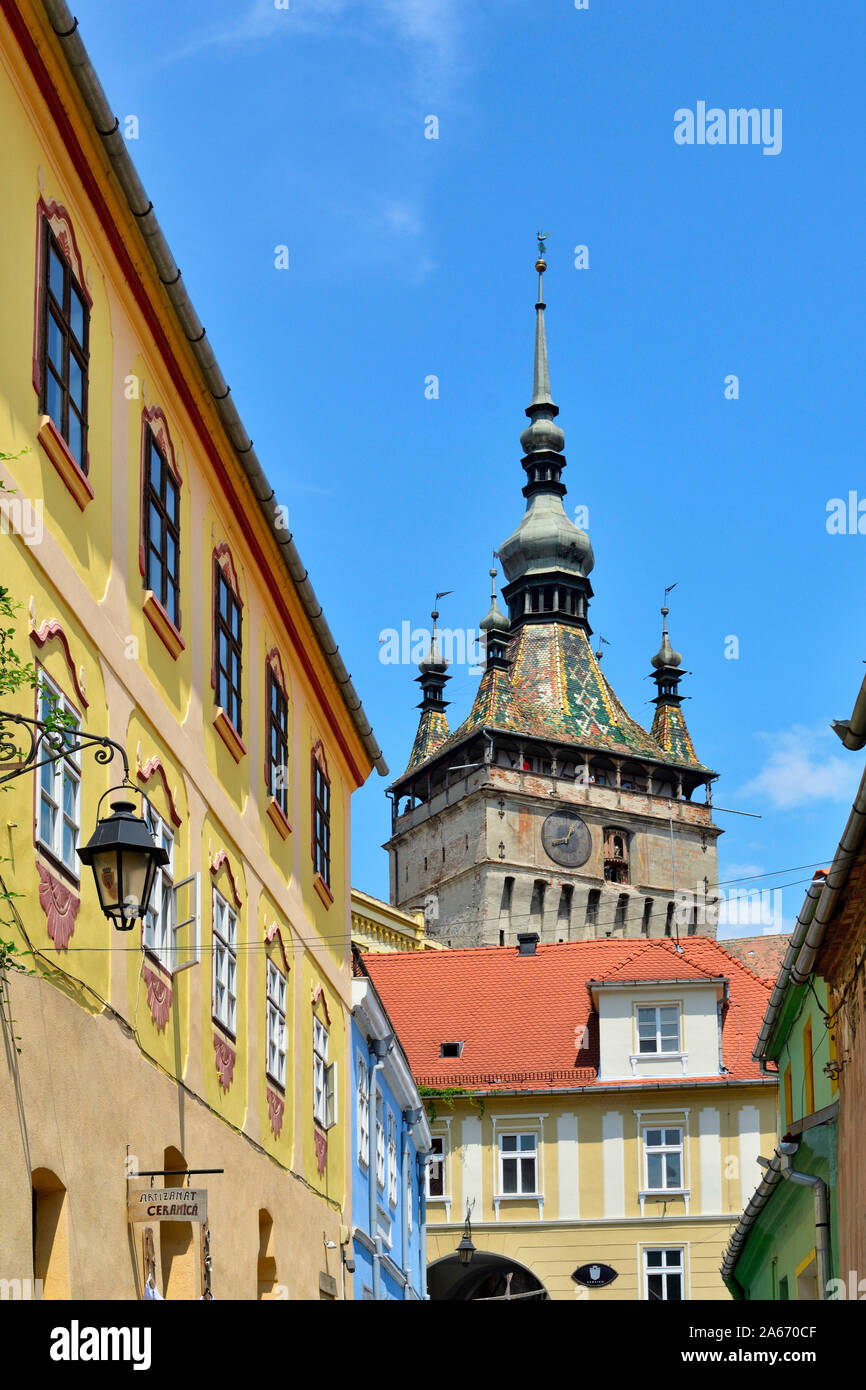 La Torre dell'Orologio, risalente al XIV secolo, difende la porta principale della cittadella medievale della città vecchia. Con i suoi 64 metri di altezza, la torre è servito anche come il municipio fino al 1556. Un sito Patrimonio Mondiale dell'Unesco. Sighisoara, Transilvania. La Romania Foto Stock