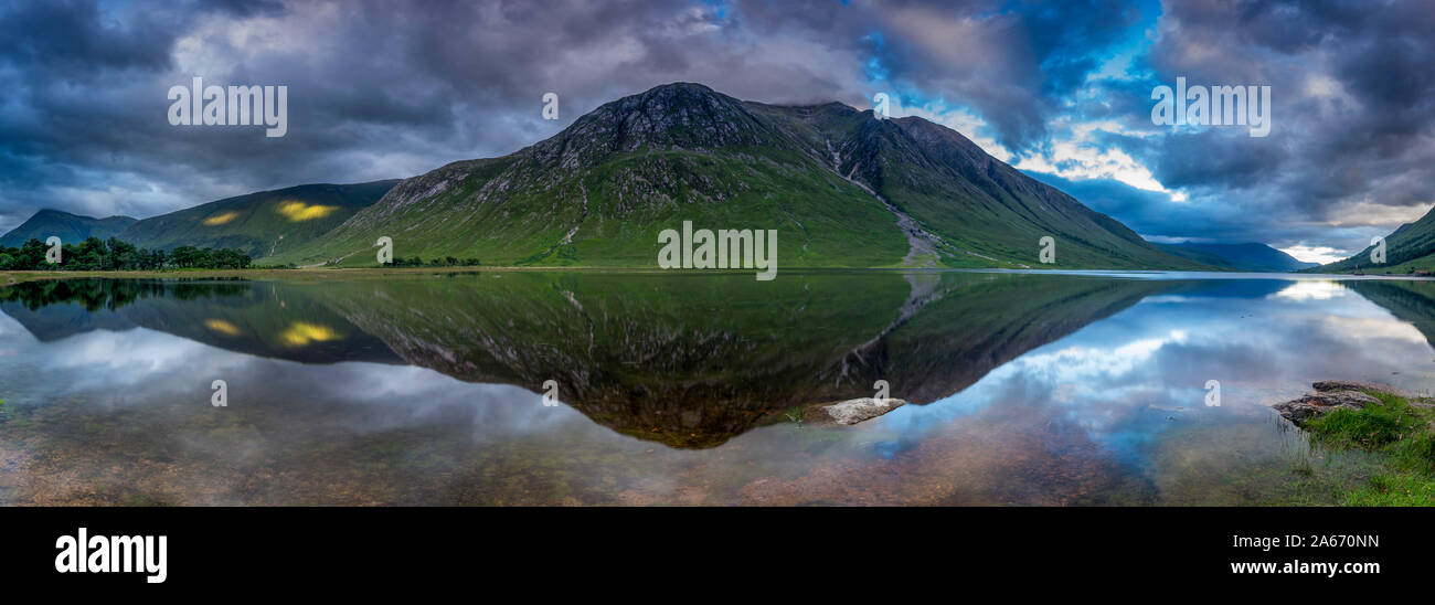 Mountain riflettente nel fiume, Etive Glen Etive, regione delle Highlands, Scotland, Regno Unito Foto Stock