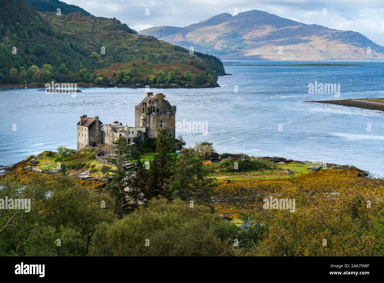 Eilean Donan Castle da Loch Duich, Dornie, Kyle of Lochalsh, le Highlands, Scotland, Regno Unito Foto Stock