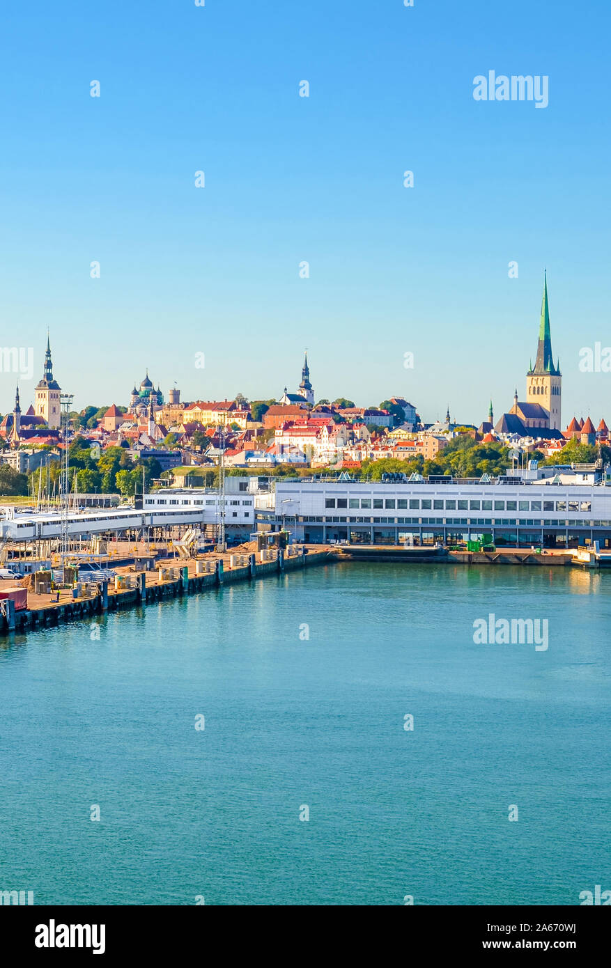 Incredibile paesaggio della capitale estone Tallinn fotografata da crociera con porto sul Golfo di Finlandia. Bacini industriali. Terminale in barca nel porto di Tallinn. La città vecchia. Foto Stock