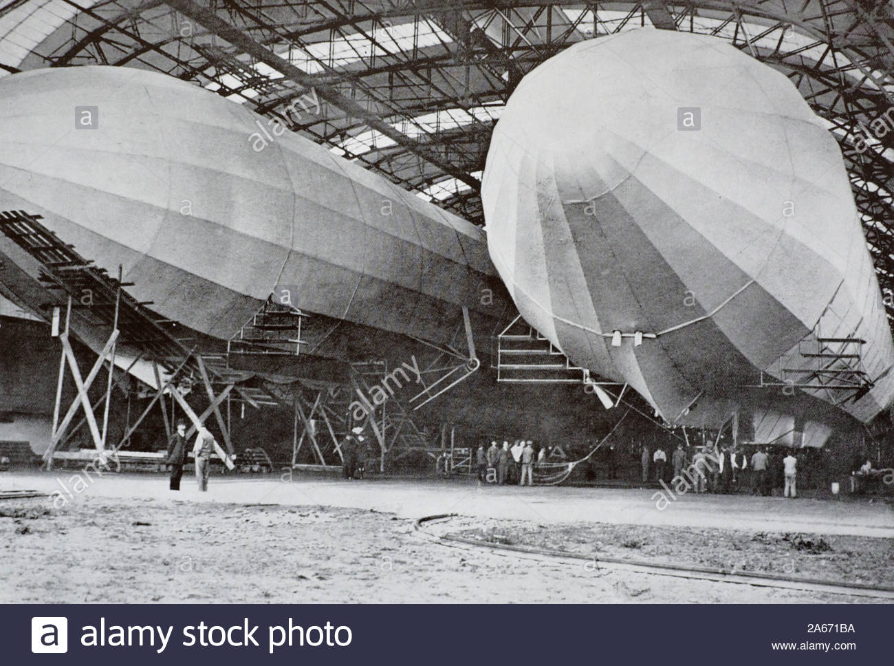 WW1 Aerodromo di Zeppelin in hangar, fotografia d'epoca del 1914 Foto Stock