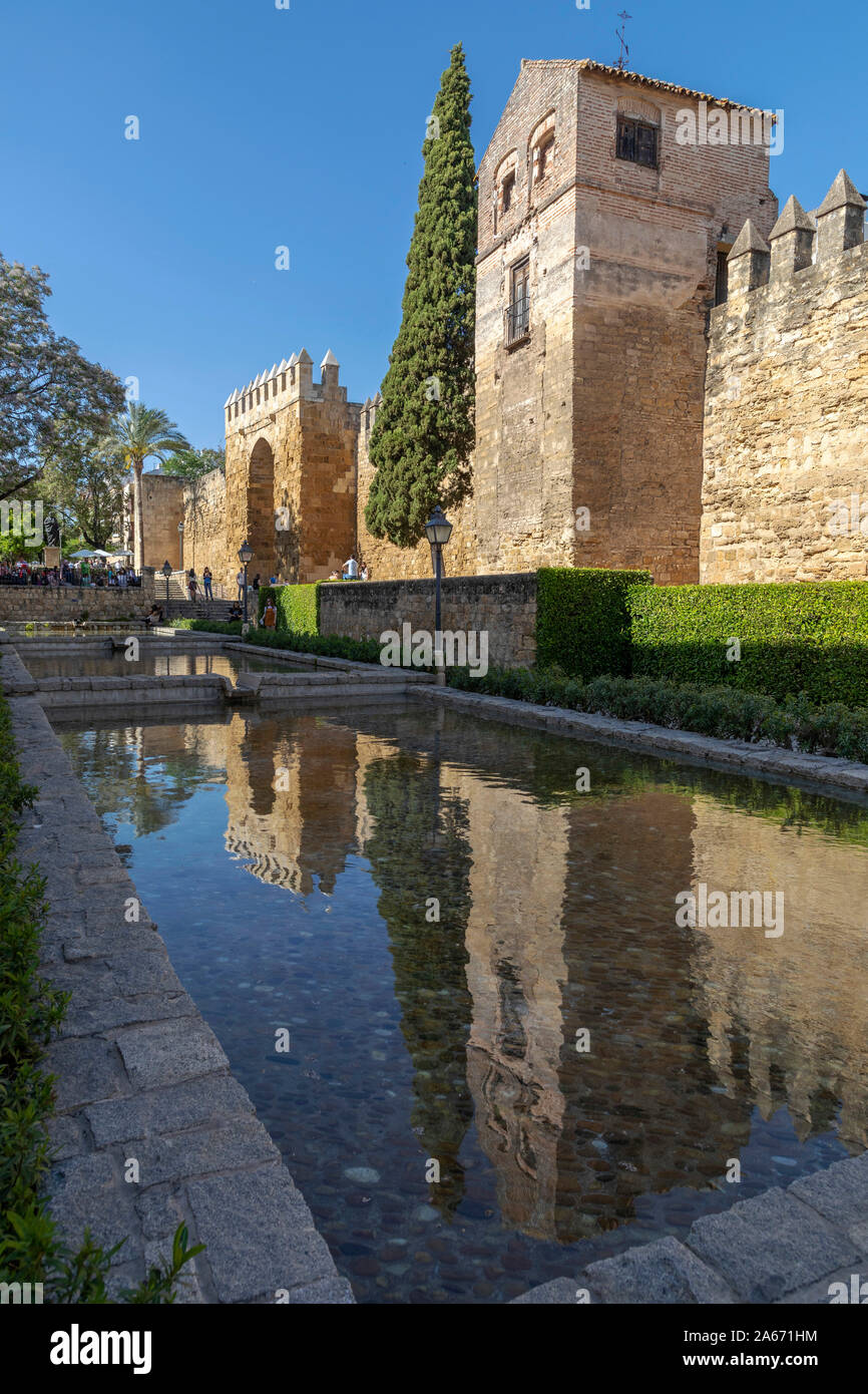 Le pareti esterne si riflette in una piscina a Cordoba, Andalusia, Spagna Foto Stock