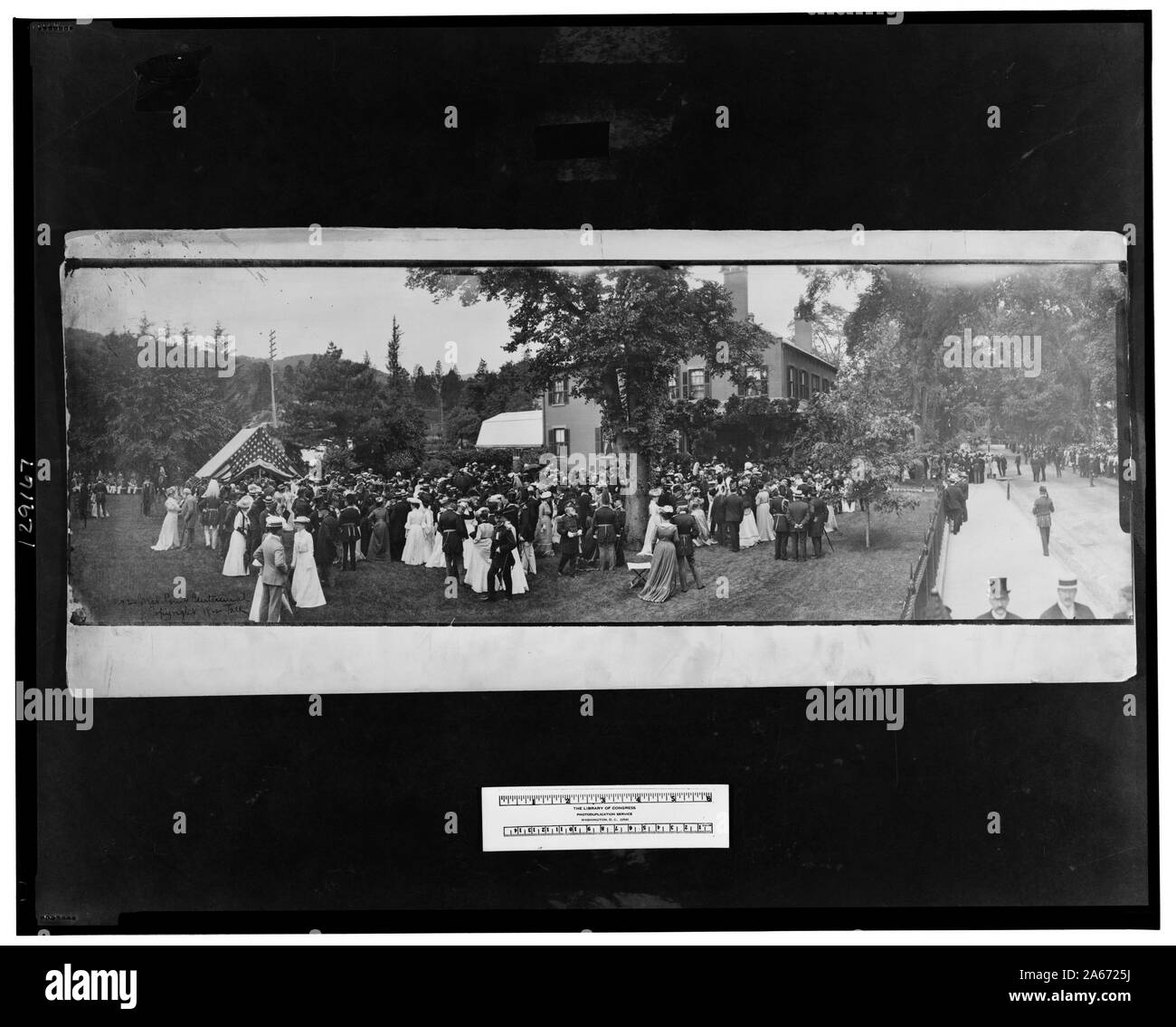 West Point Centennial; gli uomini in uniforme e altri uomini e donne in abiti civili radunati fuori sul prato.; Foto Stock