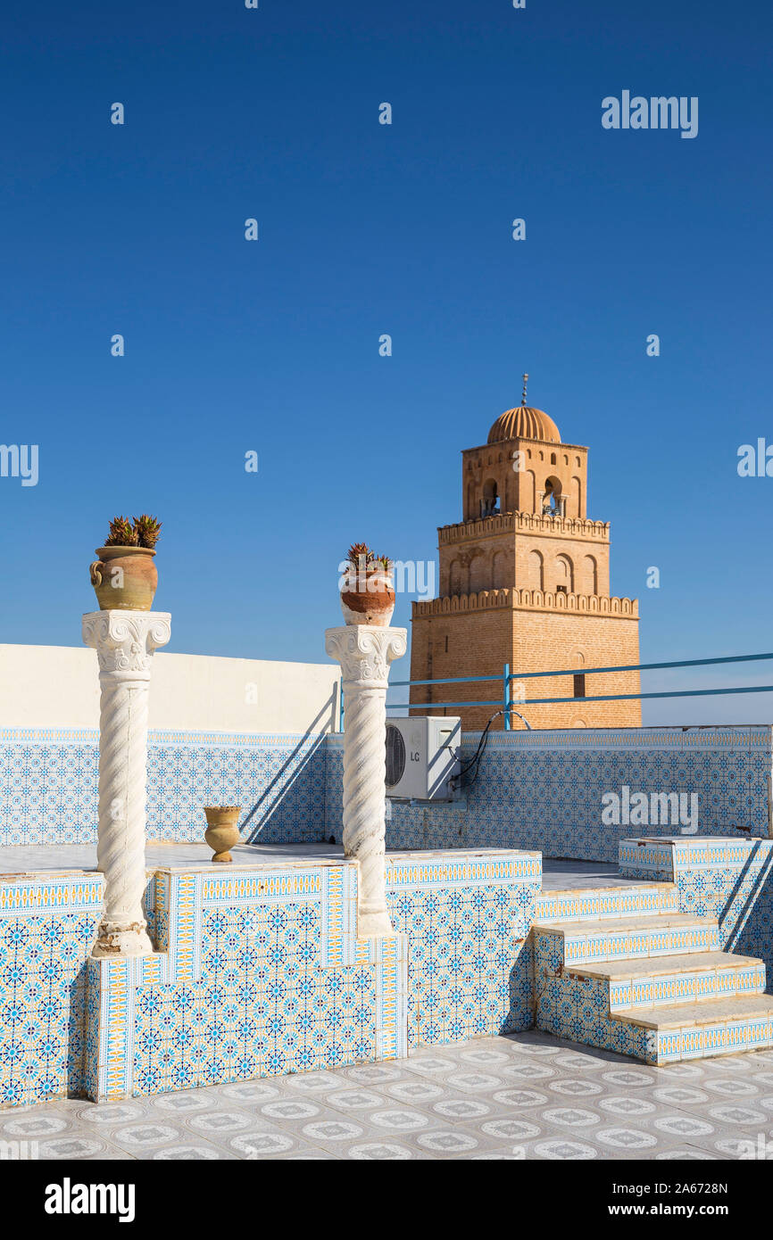 Tunisia Kairouan, terrazza sul tetto e la grande moschea Foto Stock