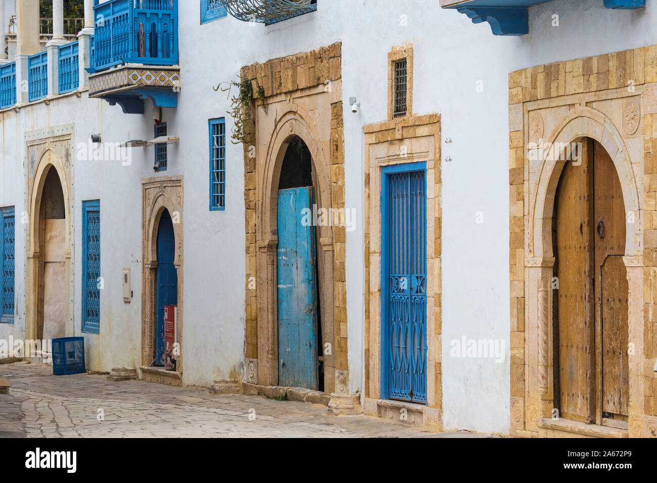 La Tunisia, Main Street nel pittoresco villaggio imbiancate di Sidi Bou Said Foto Stock