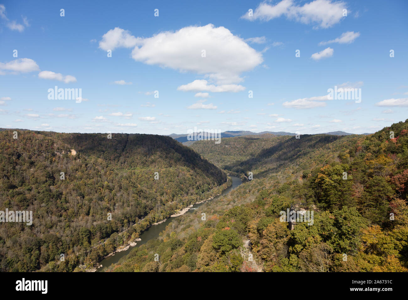 West Virginia è di nuovo sulla gola del fiume e il fiume, uno dei più antichi in Nord America, che dà il suo nome in Fayette County, West Virginia Foto Stock