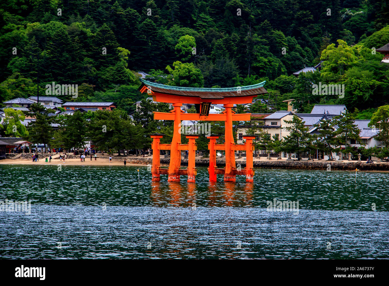 La floating gate torii di Sacrario di Itsukushima nel mare di Miyajima island, Giappone Foto Stock