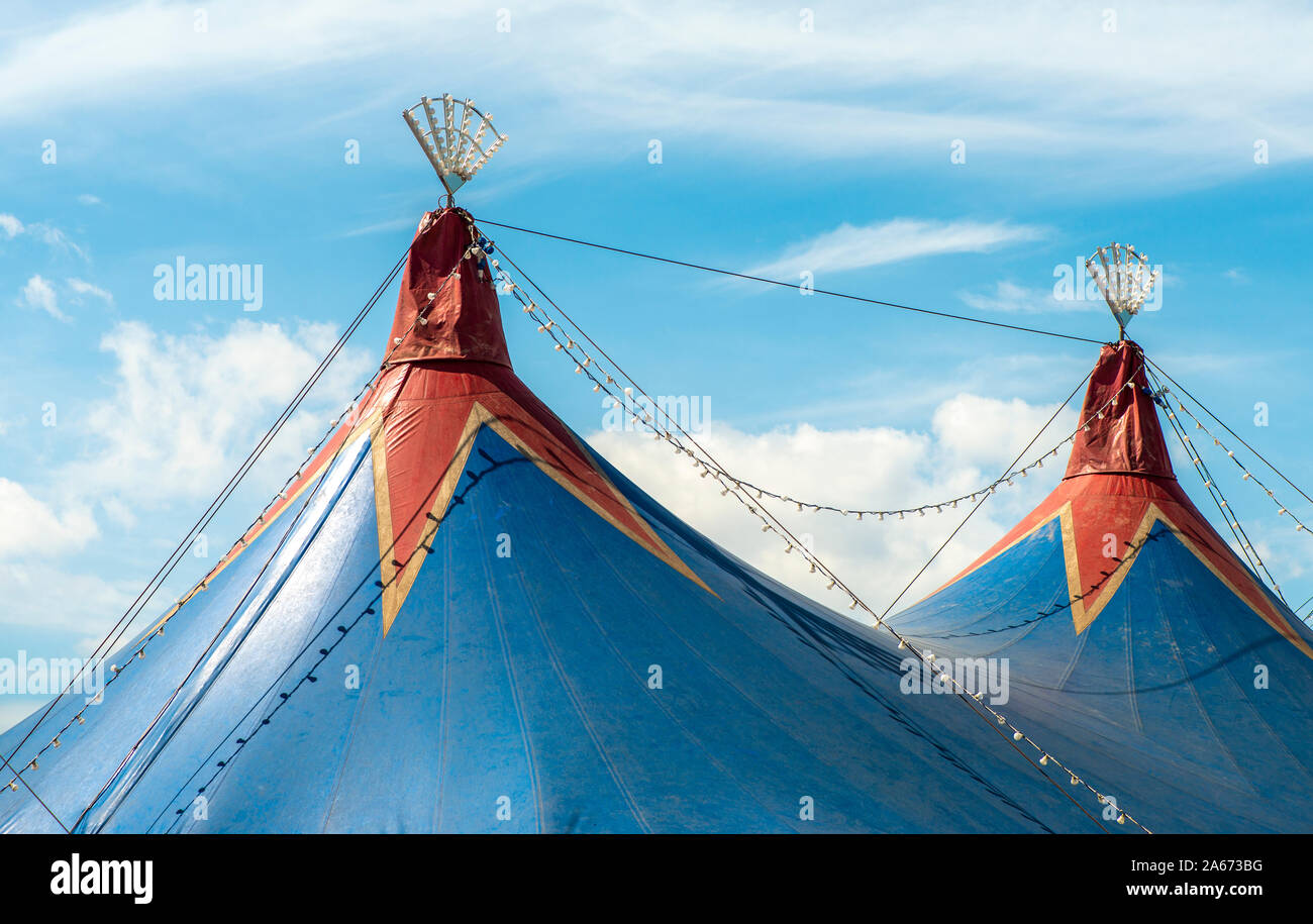 Cupola blu del circo e cielo blu. Concetto di intrattenimento. Foto Stock