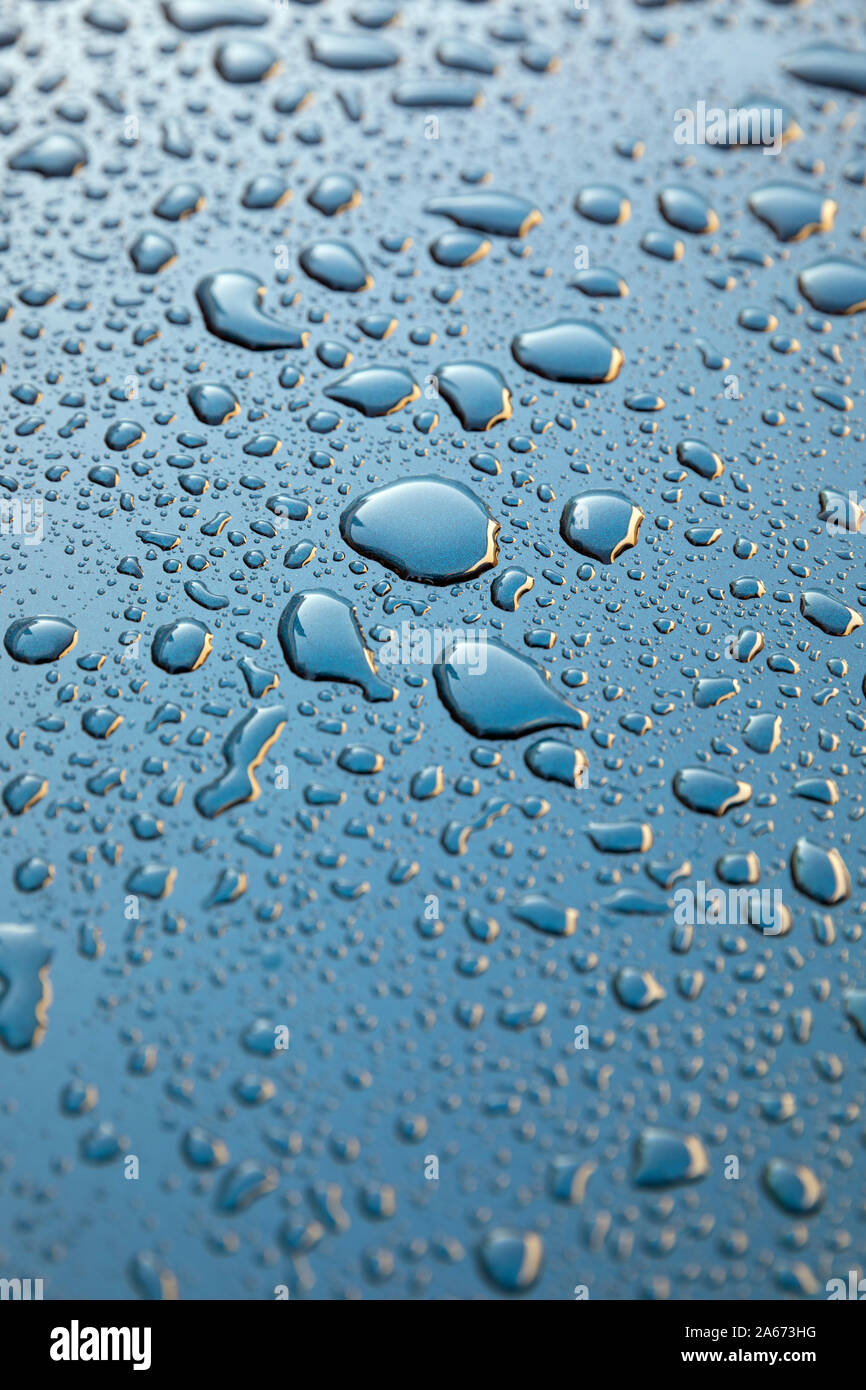 Le goccioline di acqua sulla mertallic sfondo blu Foto Stock
