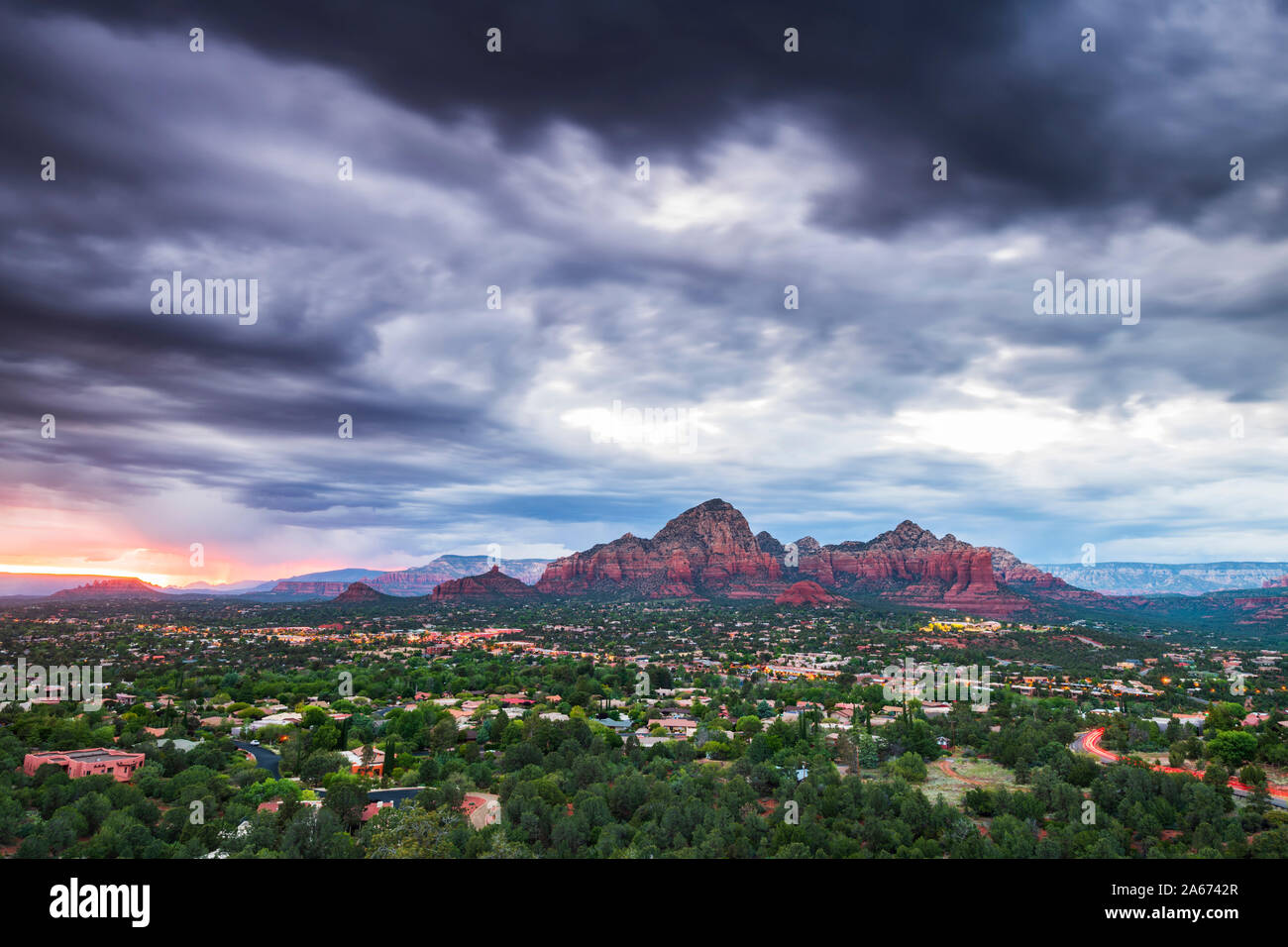 Moody sky oltre a Sedona dall' aeroporto Meas, Arizona, USA, America del Nord Foto Stock