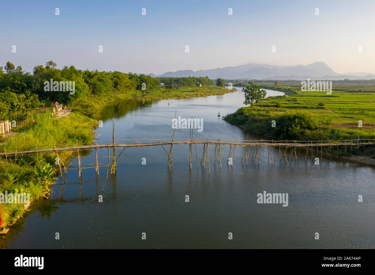 Un ponte di bambù attraversa un fiume vicino a Hoi An, Hoi An, Quang Nam Provincia, Vietnam Foto Stock