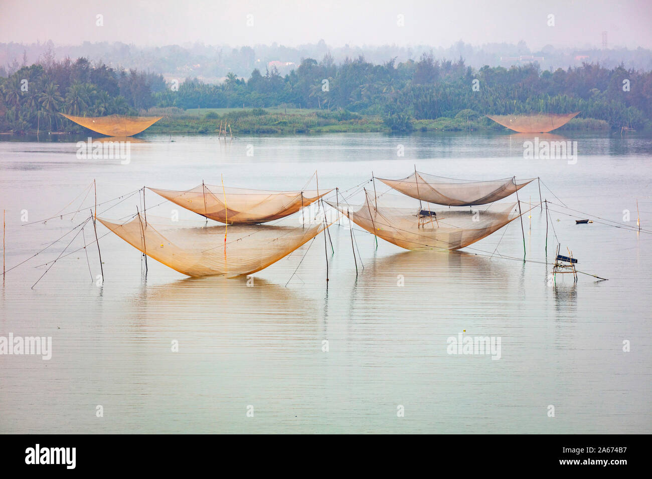 Square reti da pesca (carrelets), Thu Bon River, Quang Nam Provincia, Vietnam Foto Stock