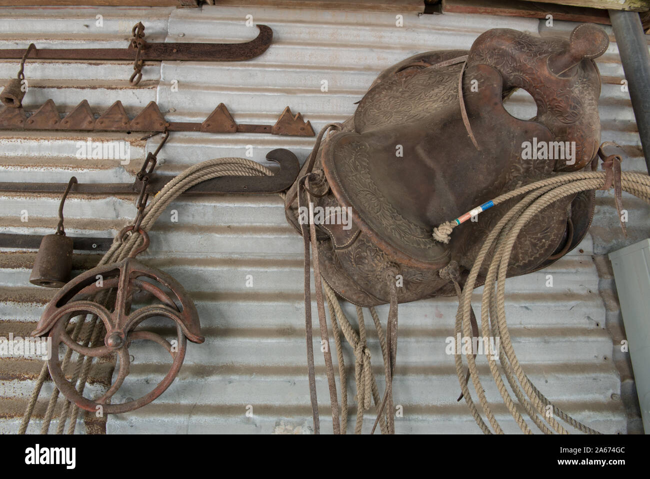 Western artefatti sulla parete esterna di una struttura a Grand Saline in Van Zandt County, Texas Foto Stock