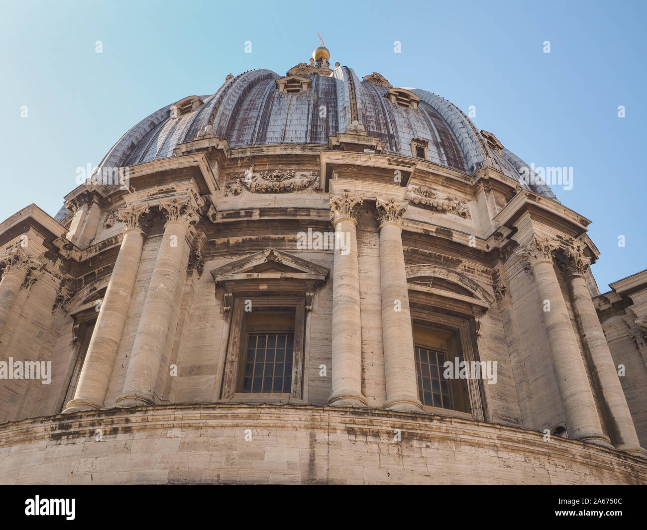 Primo piano la cupola della Basilica Papale di San Pietro. La cupola di San Pietro, una chiesa rinascimentale italiana nella Città del Vaticano, è la cupola più alta del mondo. Foto Stock