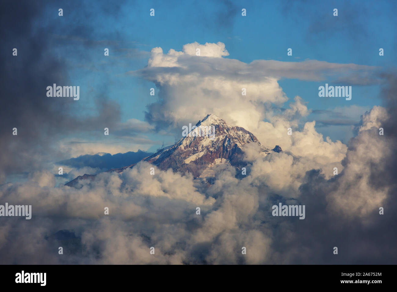 Cima della montagna sopra le nuvole, mt cappa, Oregon, Stati Uniti d'America. Foto Stock