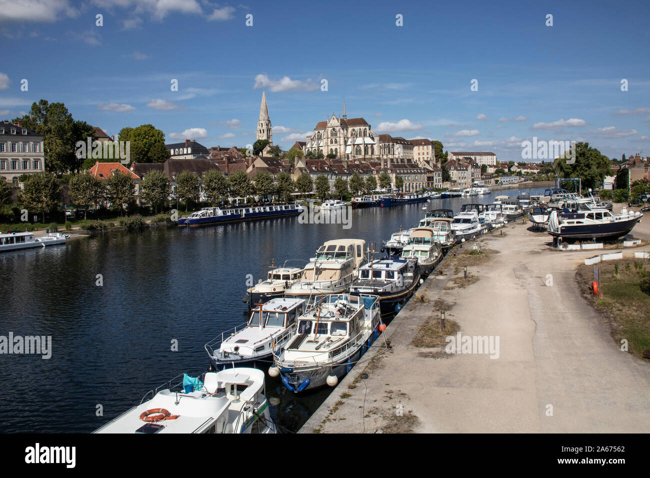 Fiume Yonne, a Auxerre, Francia, Canal du Nivernais, Foto Stock