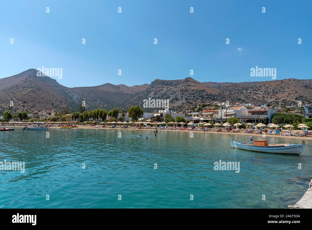 Elounda, a nord di Creta, Grecia. Ottobre 2019. La spiaggia a Elounda con uno sfondo di montagne. Foto Stock