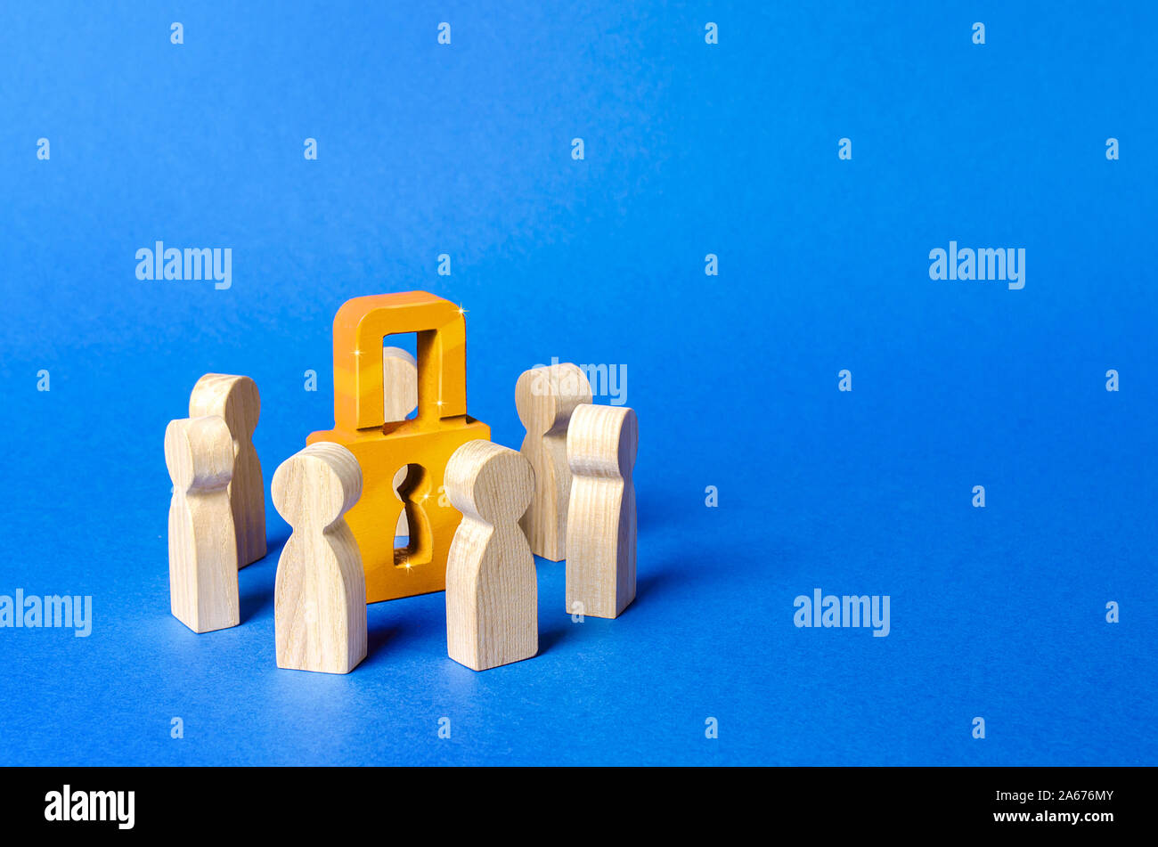 Figurine di persone circondano un lucchetto dorato. Privacy e sicurezza, riservatezza. Accordo NDA. Il segreto bancario. Protezione delle reti di informazione. Foto Stock