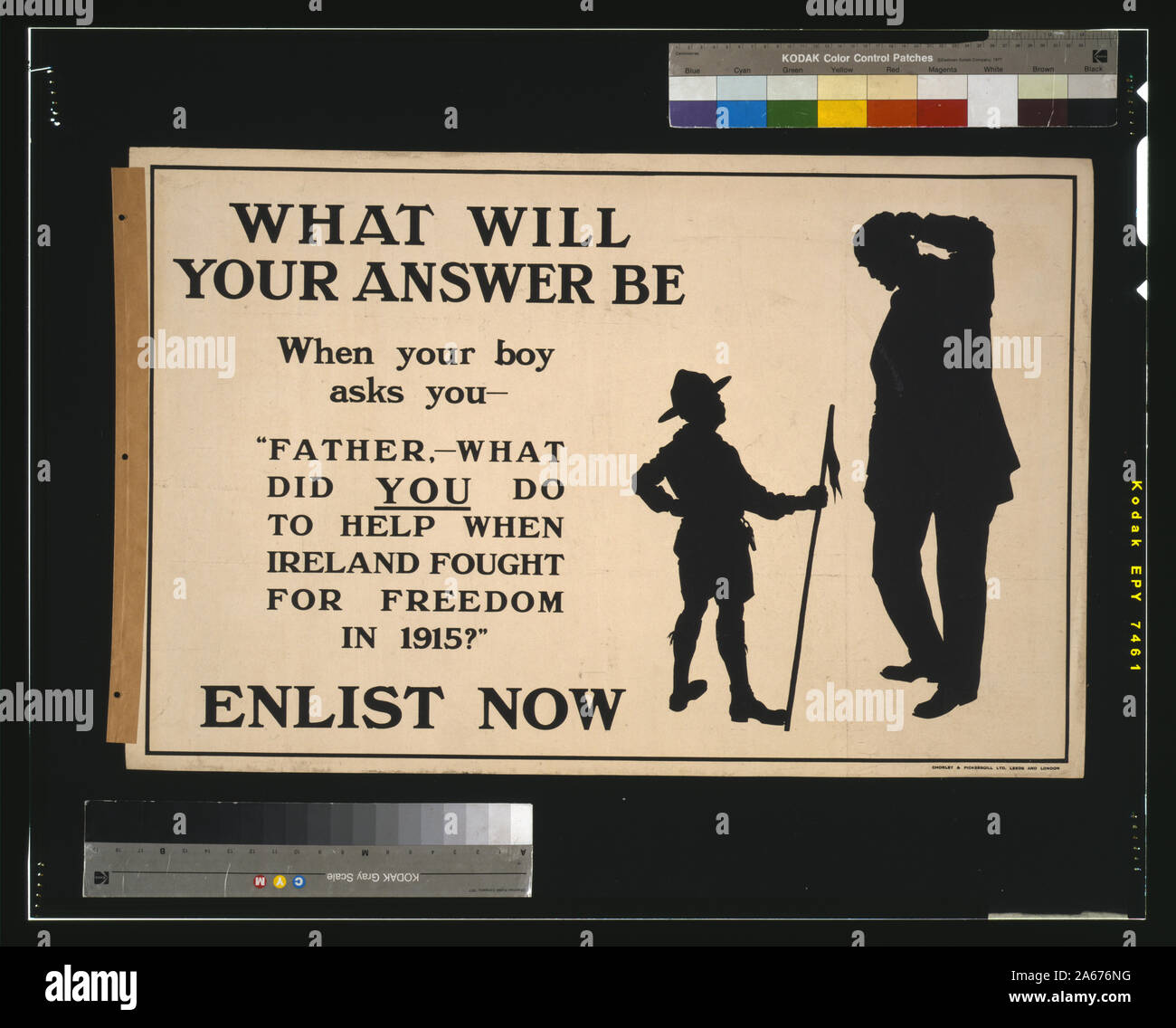 Quale sarà la vostra risposta non può essere che quando il tuo ragazzo chiede tu, Padre, che cosa avete fatto per aiutare quando l'Irlanda ha combattuto per la libertà nel 1915 arruolare ora astratta: poster, in silhouette, un boy scout in uniforme di affrontare il suo padre. Foto Stock
