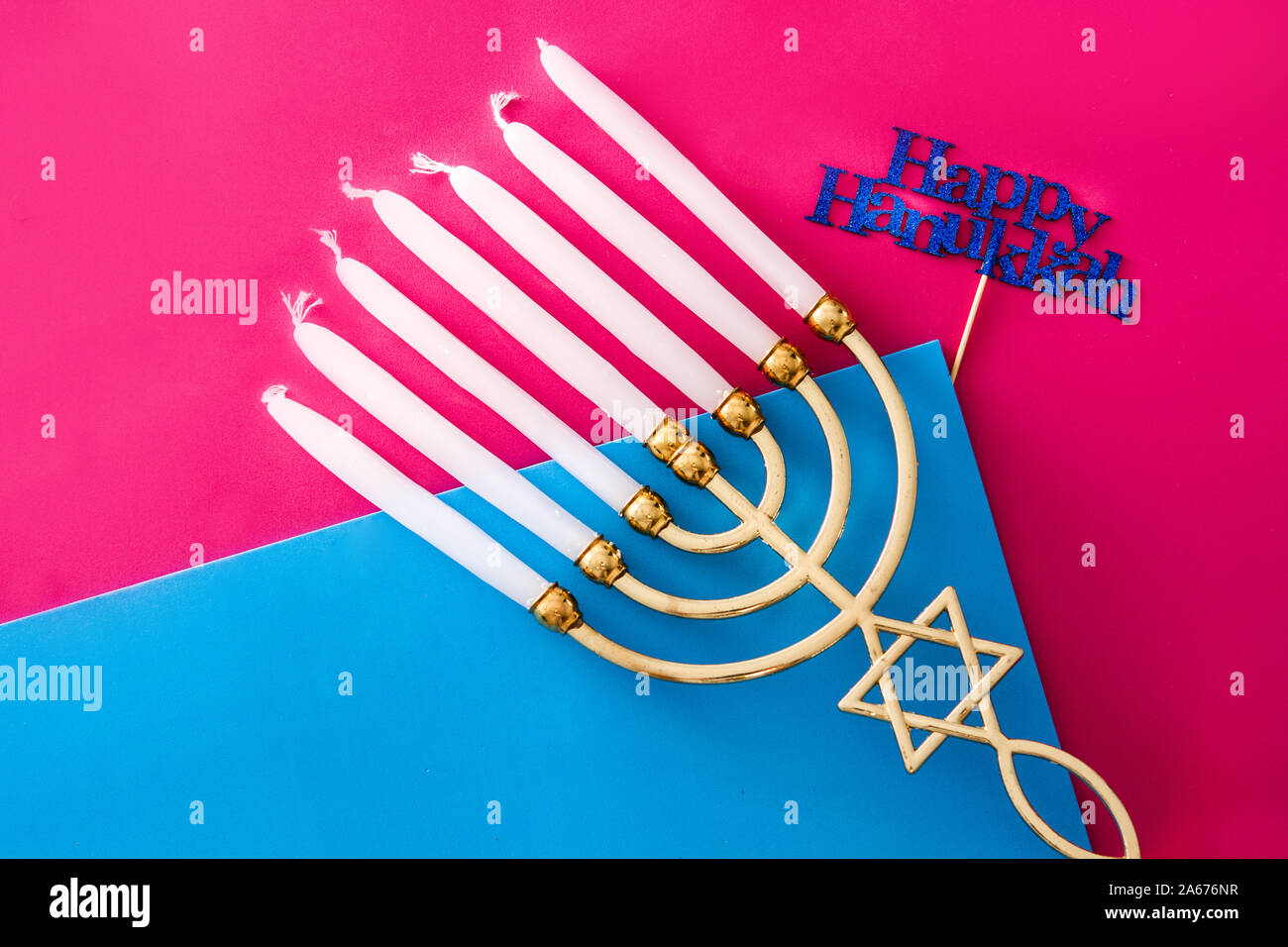 Jewish Hanukkah menorah sul blu e sfondo rosa Foto Stock