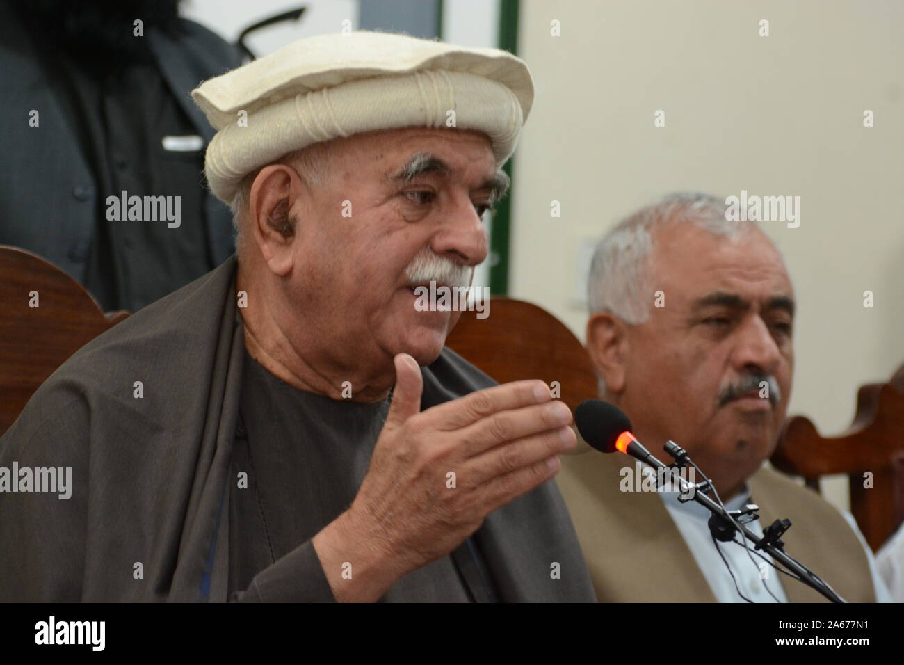 Presidente di Pashtoonkhwa Milli Awami Party il sig. Mehmood Khan Achakzai risolve una conferenza stampa a Quetta press club per quanto riguarda Azadi marzo dopo aver bandito dal governo di Balochistan. Azadi marzo si terrà al paese capitale Islamabad da Jamiat e Ulama Islam Pakistan (fazal ur rehaman) il 27 ottobre. (Foto di Din Muhammad Watanpaal/Pacific Stampa) Foto Stock