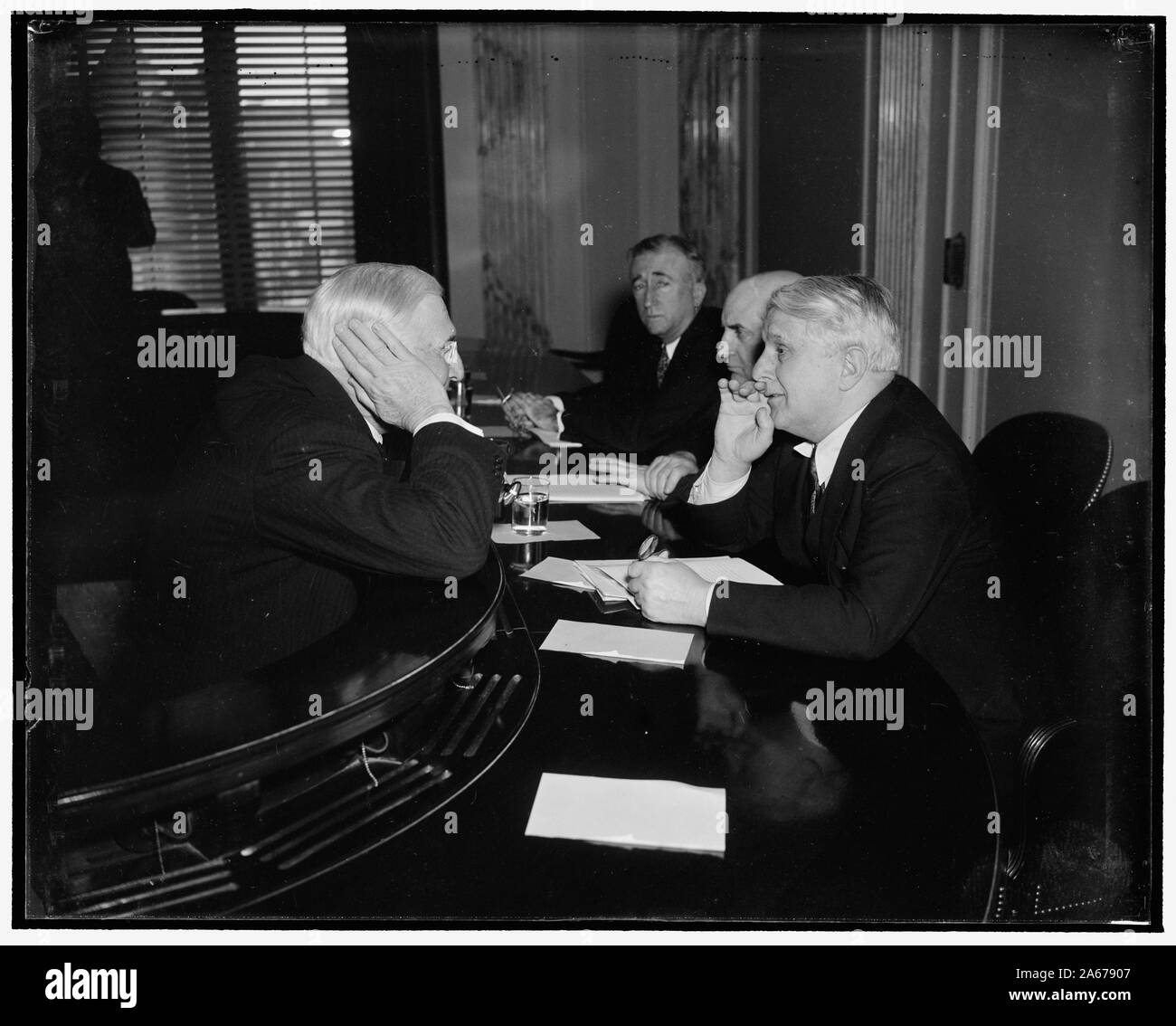 Bisbigli di Washington D.C., febbraio 28. Il senatore James J. Davis (sinistra), il repubblicano della Pennsylvania, ottiene un altro earful da Bernard Baruch a seguito della nota del finanziere incolpando del new deal politiche per presentare la disoccupazione al senato la disoccupazione e sollievo Comitato oggi. Baruch particolarmente criticato il presente di utili non distribuiti e i guadagni in conto capitale tasse, 2/28/38 Foto Stock