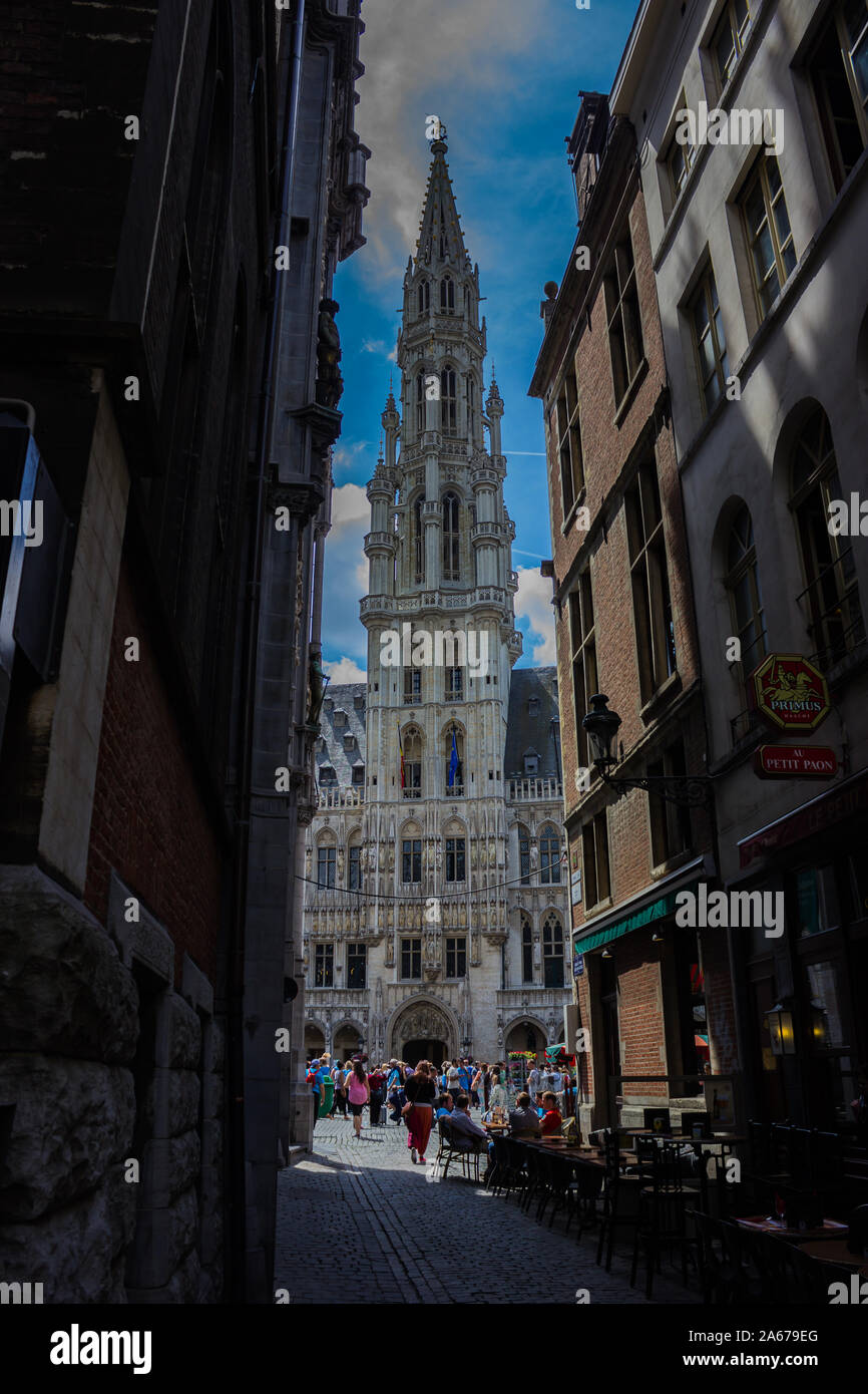 Una foto di Bruxelles' Municipio come visto da un adiacente stretto vicolo pedonale. Foto Stock