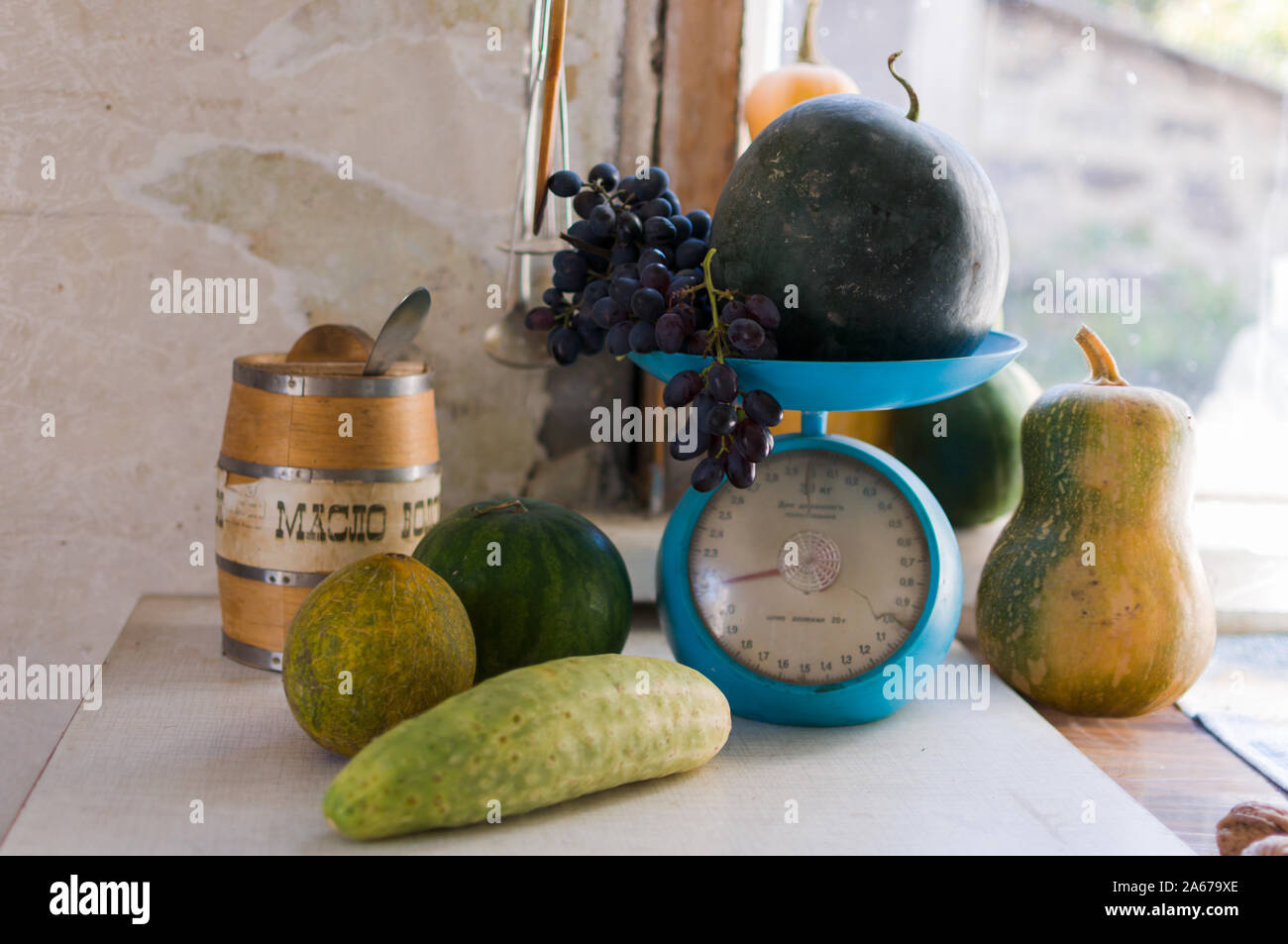 Autunno still life con zucche,zucchine,meloni,anguria e uva sulla scala di scala e su un di legno tavolo bianco.Autumn harvest concetto. Felice Foto Stock