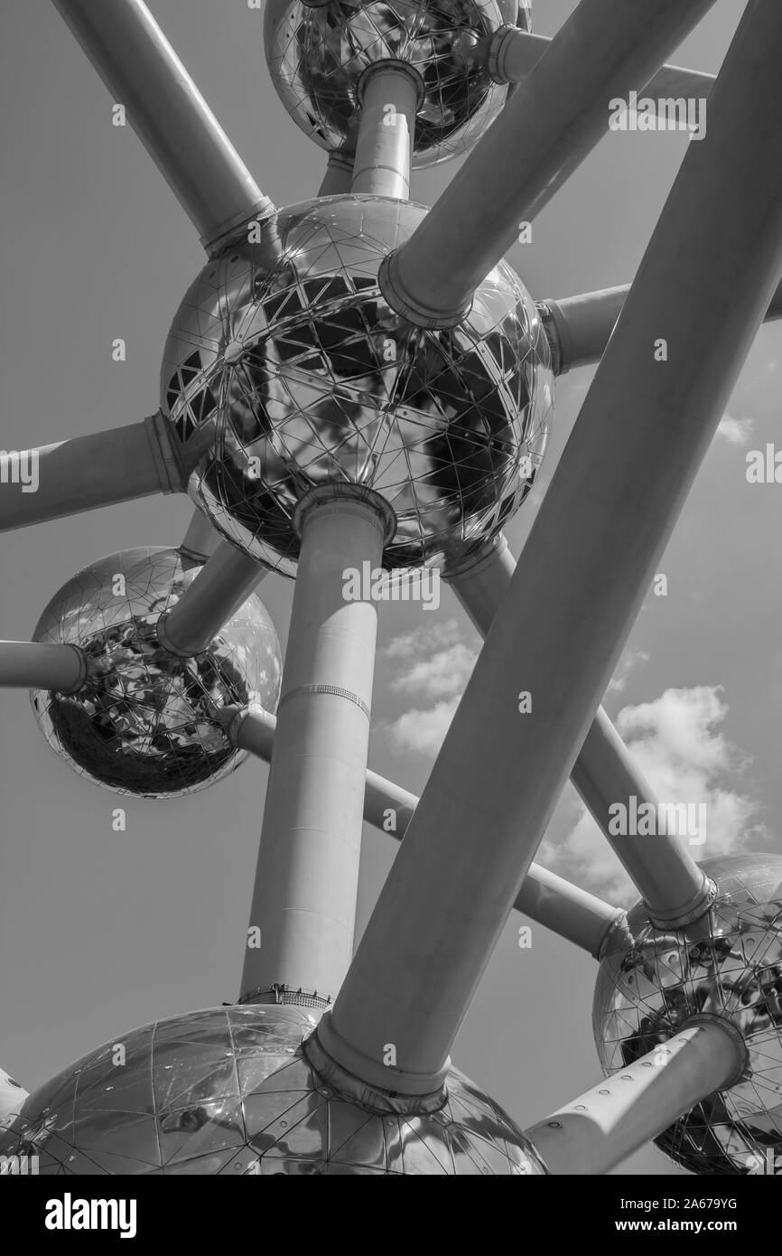 Una foto in bianco e nero di un grande monumento / punto di riferimento che è costituito da atomi di sferica che compongono una molecola. Foto Stock