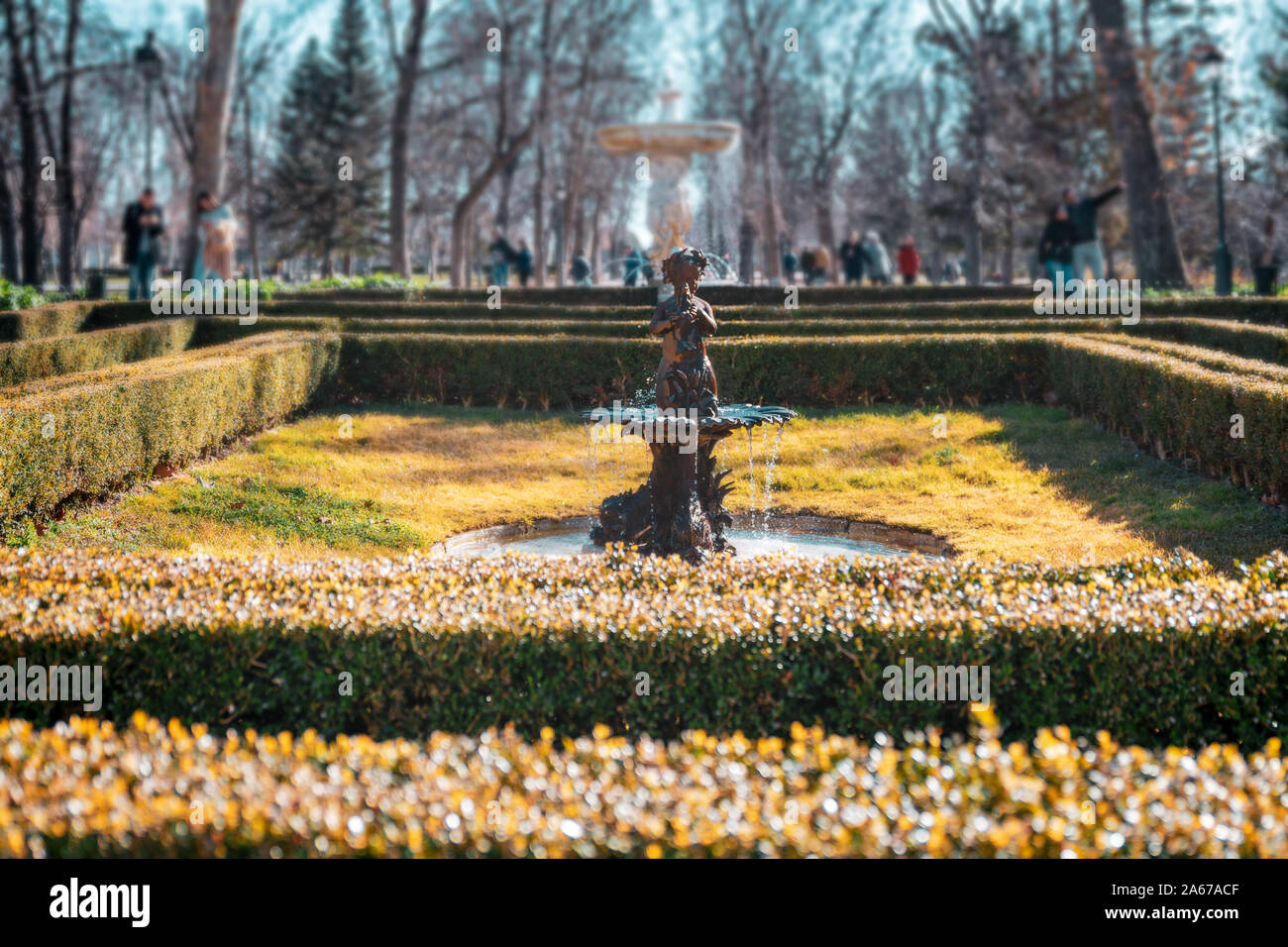 Fonte del Parco del Retiro, circondato da giardini in autunno. Coppie irriconoscibili a piedi. Madrid, Spagna. Foto Stock