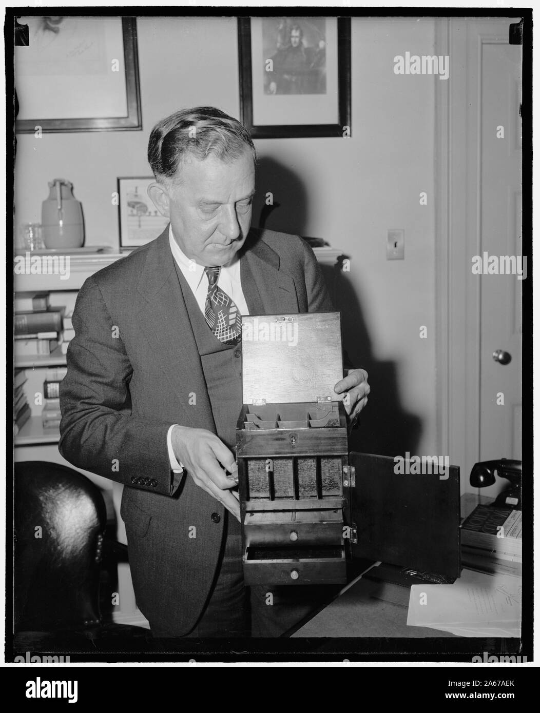 Casa bianca Segretario e armadietto dei medicinali presi dalla Casa Bianca in 1812. Washington, 26 aprile. Stephen precoce, Segretario per il presidente Roosevelt con un ottone di mogano legato al torace di medicina che è stata presa dalla Casa Bianca da un marinaio britannico durante la guerra di 1812 e tornato ieri dai discendenti del marinaio. Il torace, in perfette condizioni e conteneva ancora i medicinali, con l'aggiunta di una quantità di hemlock corteccia, un'erba utilizzato dai marinai per prevenire lo scorbuto Foto Stock