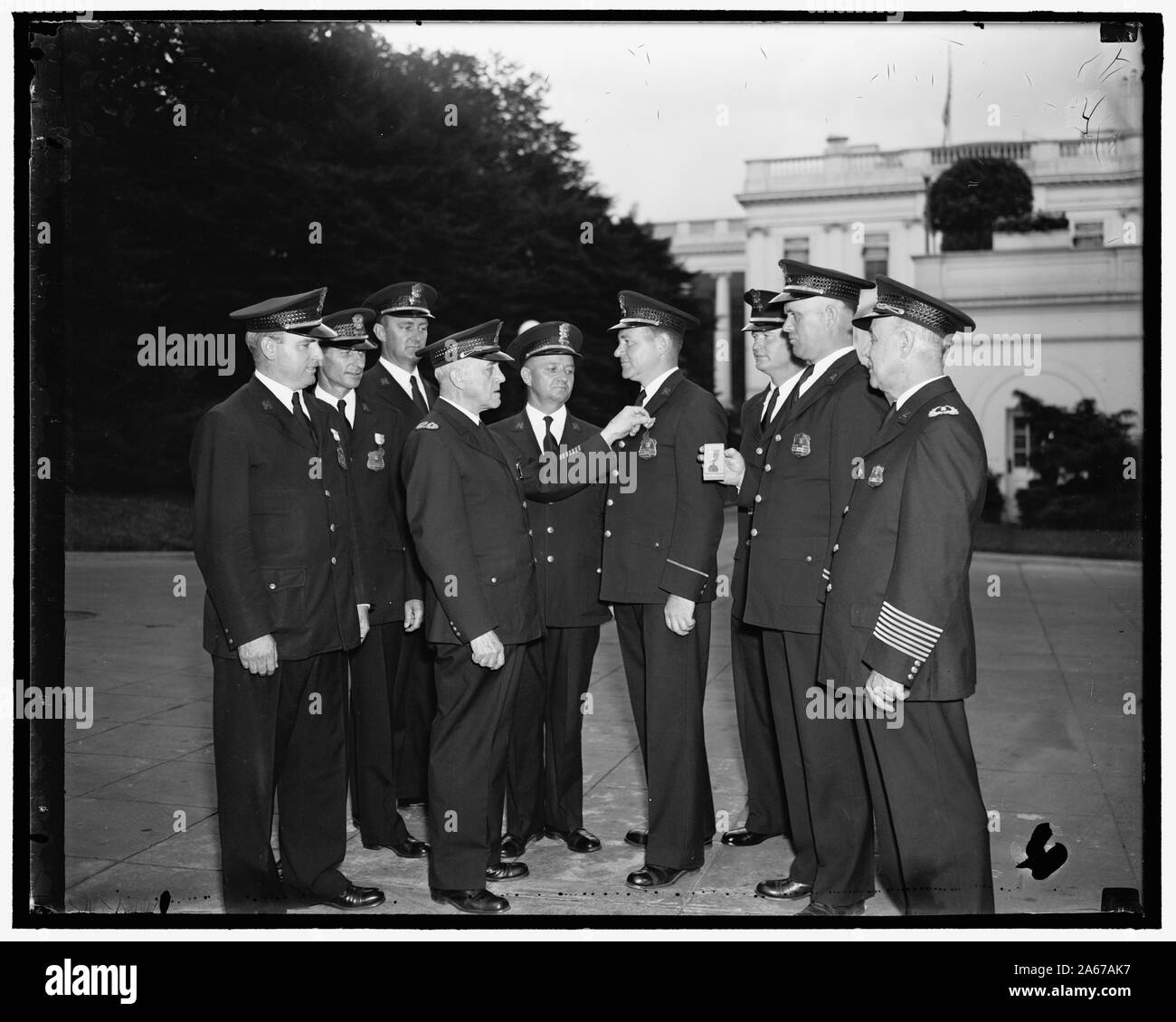 Casa bianca cops vincere medaglie nella pistola spara. Washington, D.C. Giugno 10. In forze internazionali di polizia pistola spara tenutosi a Philadelphia, P.A. Il 5 giugno il team dalla Casa Bianca forza di polizia posto xi del 75 squadre. La foto mostra il cap. C.L. A Dalrymple presentando Giovanni J. denaro contante con la sua medaglia. Cash totalizzato 298 al di fuori di un possibile 300. Gli altri nella foto sono: Hugh W. Francesco, Richard Hallion, Herbert L. Marcey, Edgar L. Warden, Earl Reynolds, Roland Ford e Lieut. Larry Seaman tutti della Casa Bianca forza di polizia. 6/10/37 Foto Stock