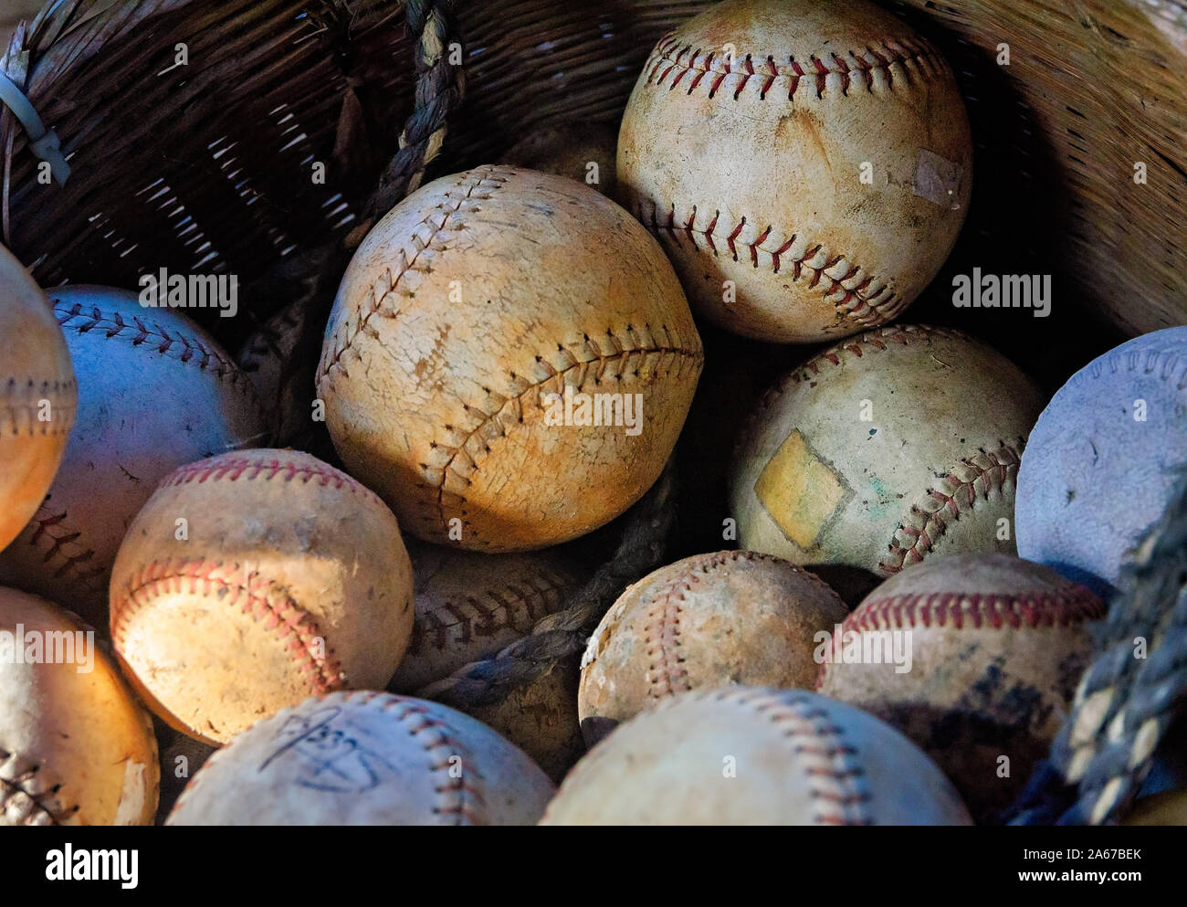 Vecchio baseballs vengono impilati in un cesto di vimini al capannone di stagno, 6 ott. 2019, in Apalachicola, Florida. Foto Stock