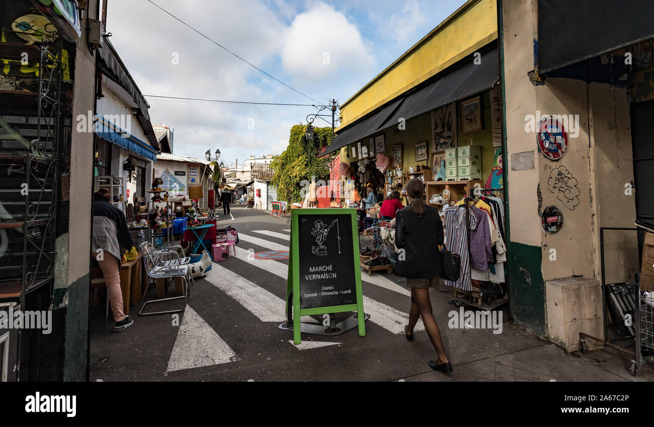 Parigi, Francia - 30 Settembre 2019: Vicoli e negozi di St-Ouen Mercato delle Pulci a Parigi, noto anche come Porte de Clignancourt il mercato delle pulci è uno dei Foto Stock