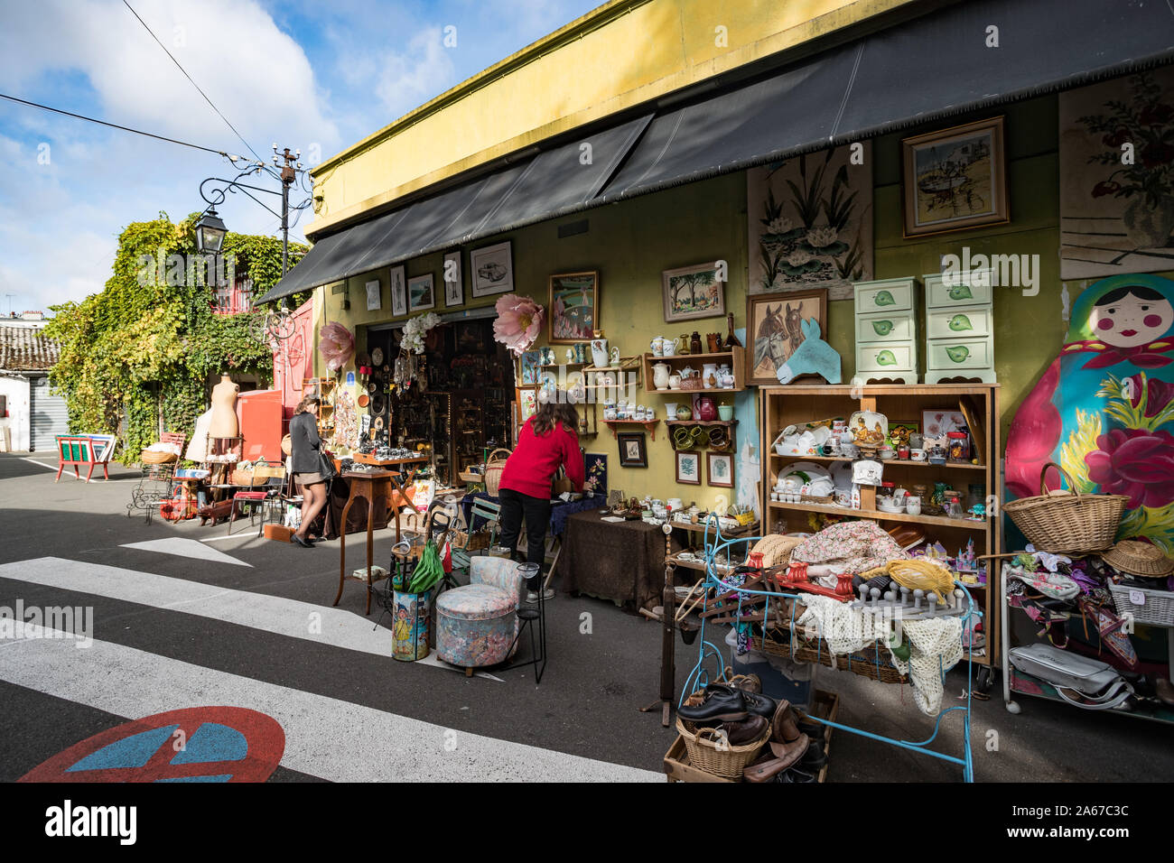 Parigi, Francia - 30 Settembre 2019: Vicoli e negozi di St-Ouen Mercato delle Pulci a Parigi, noto anche come Porte de Clignancourt il mercato delle pulci è uno dei Foto Stock