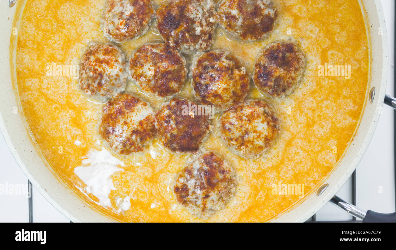 Le polpette di carne in panna acida salsa su una padella close up direttamente dal di sopra Foto Stock