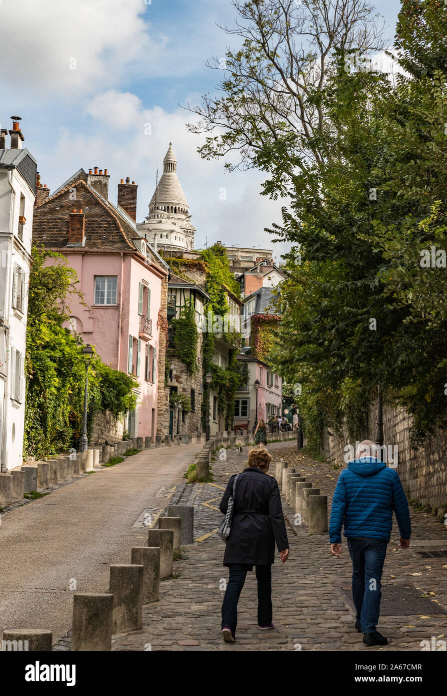 Coppia senior a piedi fino alla vicoli del quartiere Montmartre di Parigi Foto Stock