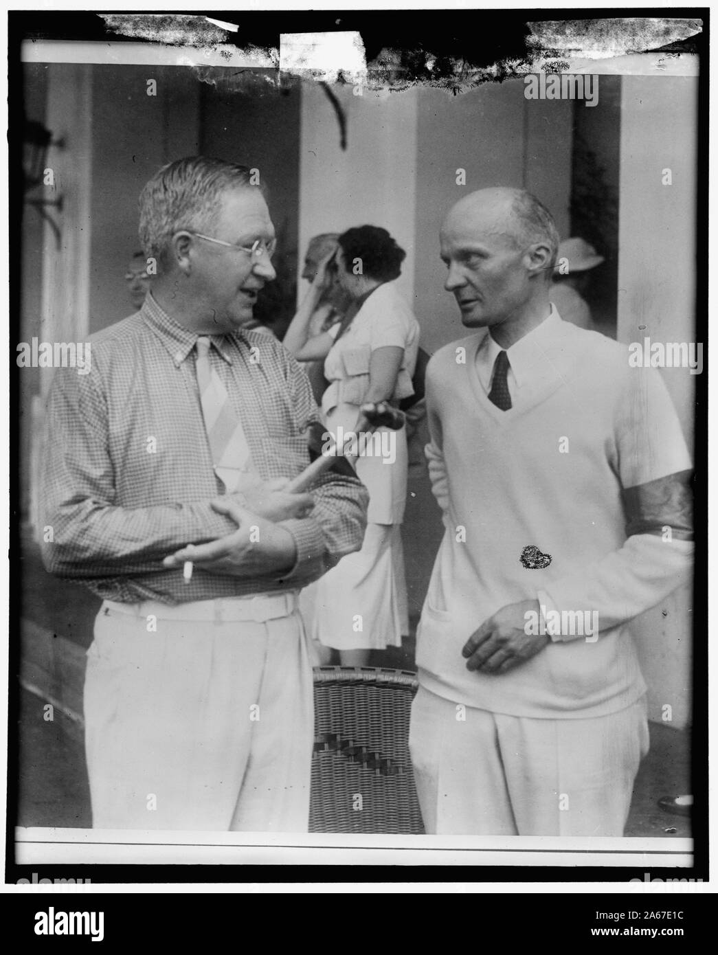 Bianco molle di zolfo, W.VA, 9 giugno. Karl M. Wise, a sinistra del componente Bendix Aviation Corp., di Detroit e W.S. James di Studebaker Corp., di South Bend, Ind. tenere un semi-conferenza tecnica di fronte Greenbrier Hotel, 6/9/36 Foto Stock